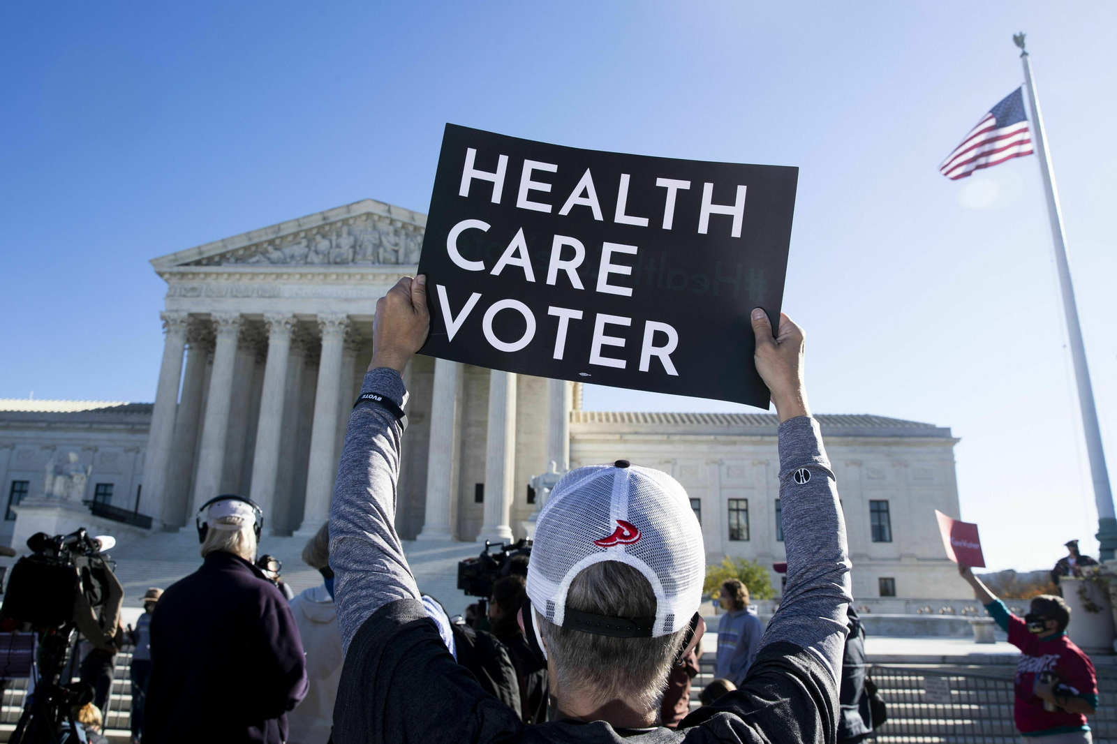 Varias personas protestan ayer fuera del Tribunal Supremo en Washington a favor del 'Obamacare'.