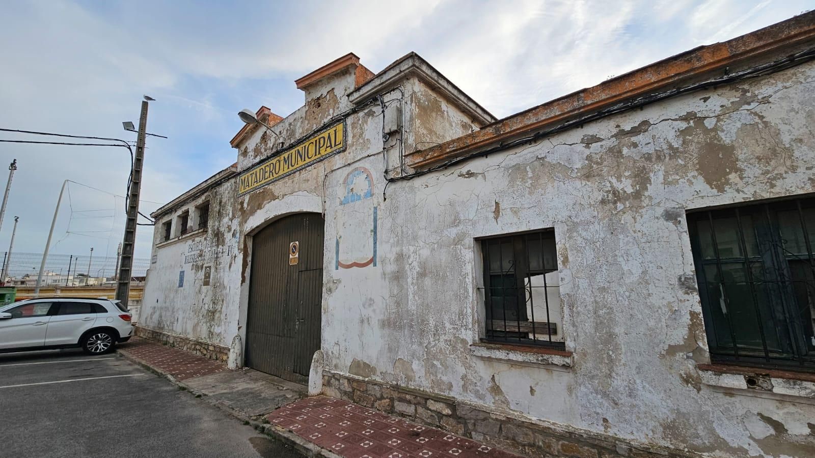 El antiguo matadero municipal, donde el Ayuntamiento de Tarifa proyecta uno de los dos bloques de viviendas. El antiguo matadero municipal, donde el Ayuntamiento de Tarifa proyecta uno de los dos bloques de viviendas.