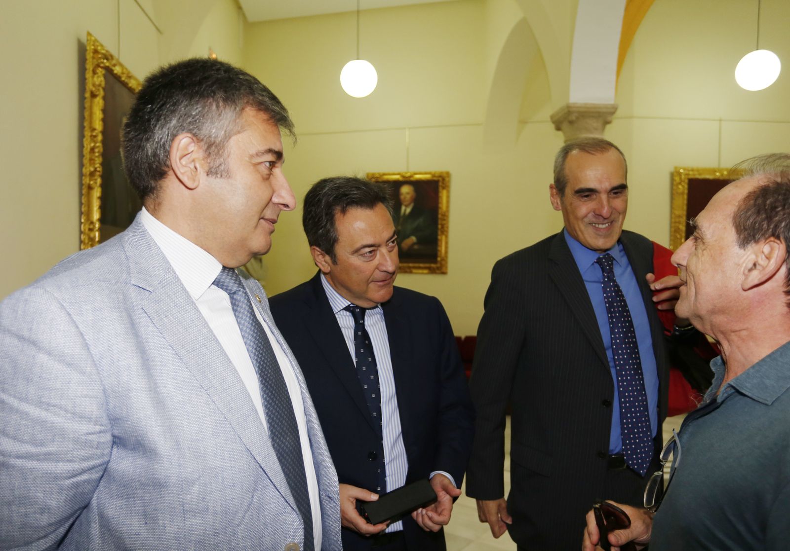 Los fiscales de los ERE Juan Enrique Egocheaga (izquierda) y Manuel Fernández Guerra (centro), con su fiscal jefe Alejandro Luzón (centro)