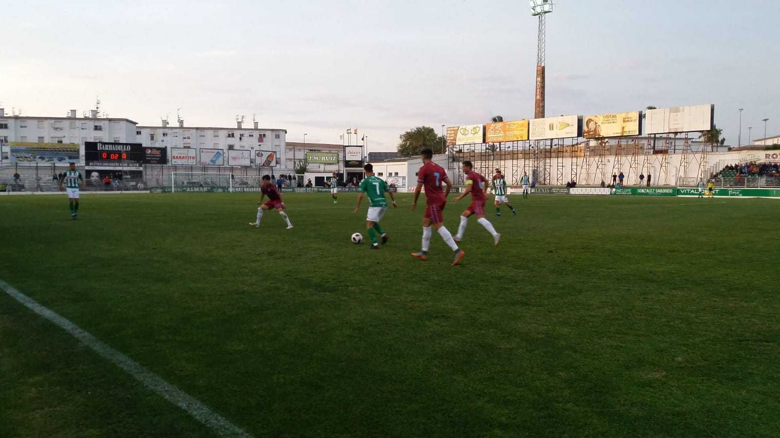Dani del Moral, autor del gol del Atleti, rodeado de futbolistas del Jumilla.