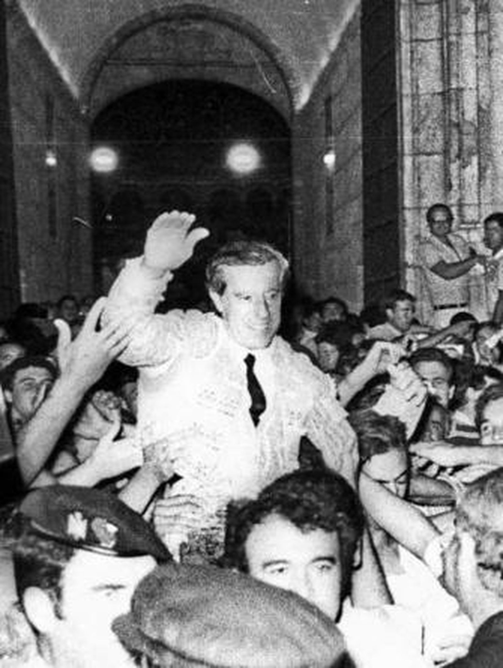 Manolo Vázquez, por la Puerta del Príncipe el día de su retirada.