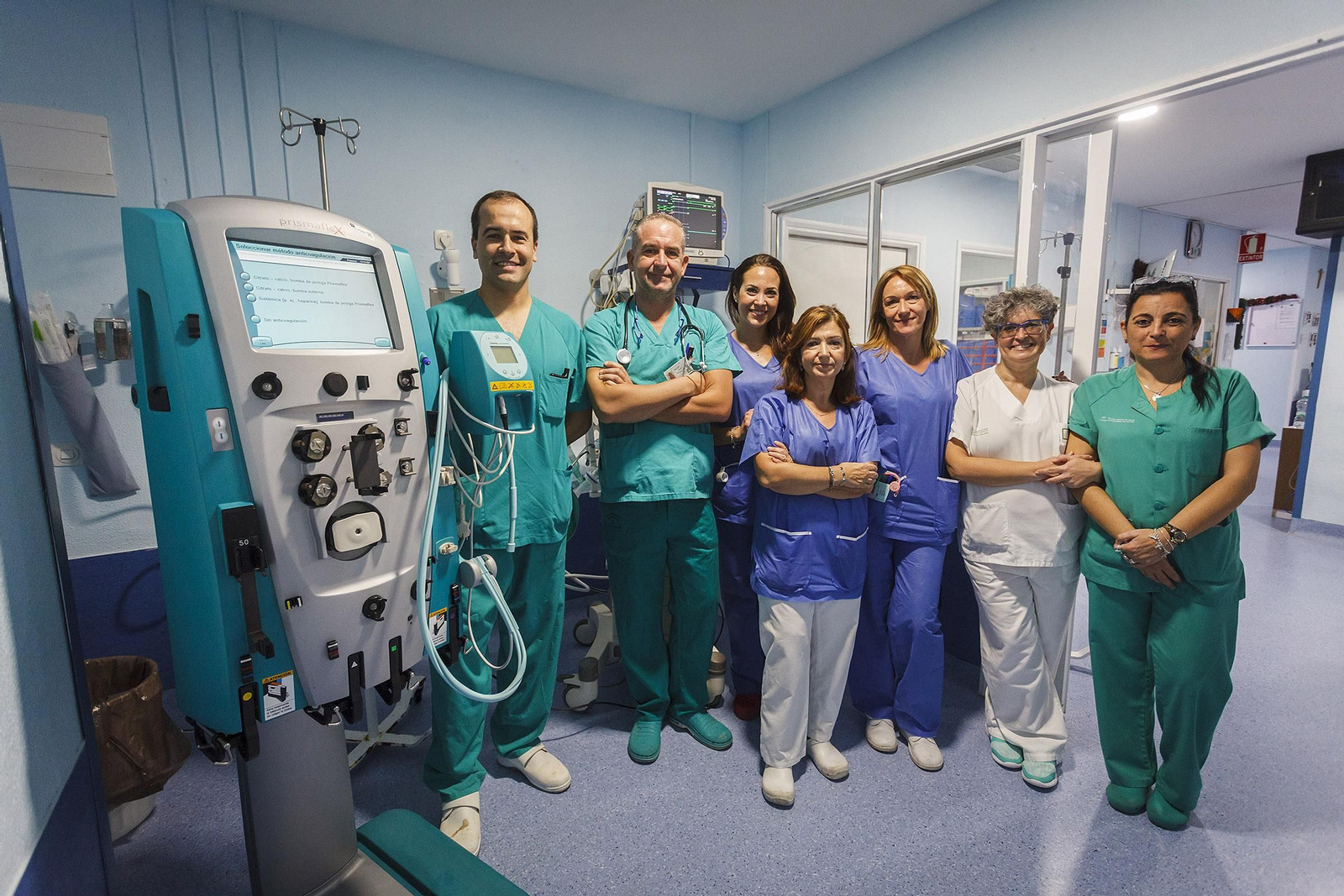 Parte del equipo de la URP con una de las máquinas de hemofiltración.