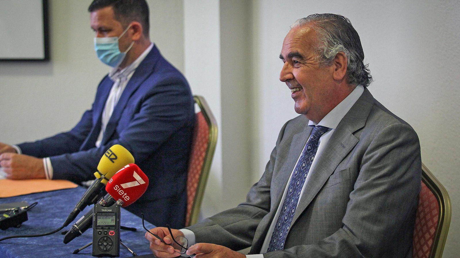 Ignacio de la Calle sonríe durante la presentación de su candidatura.