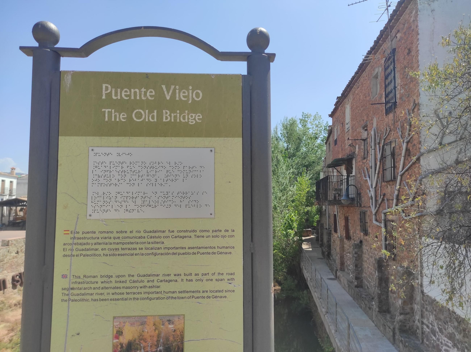Disfruta de un paseo a orillas del río Guadalimar lleno de arte y rincones únicos.