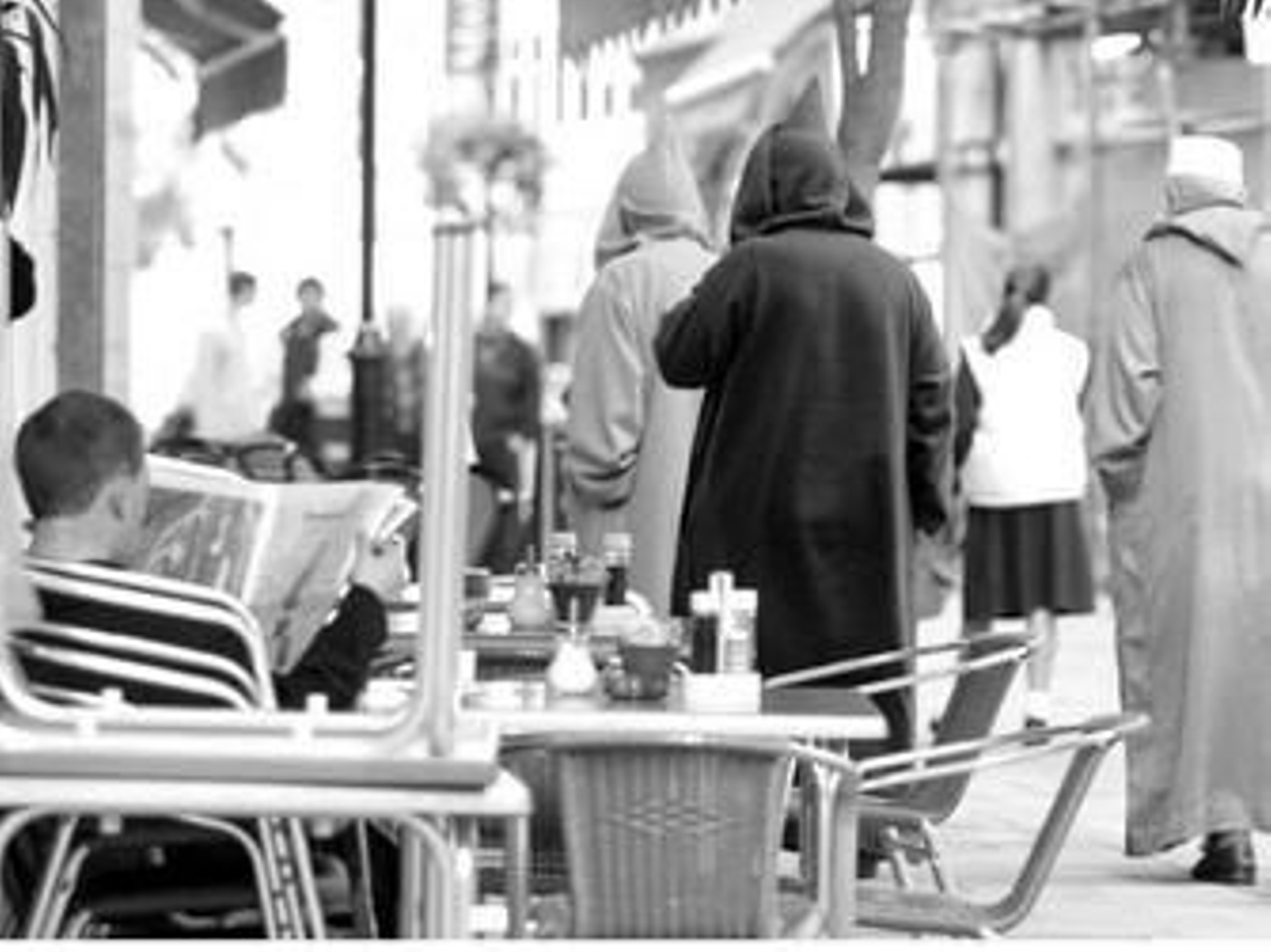Varios marroquíes pasean por una de las calles del Peñón.