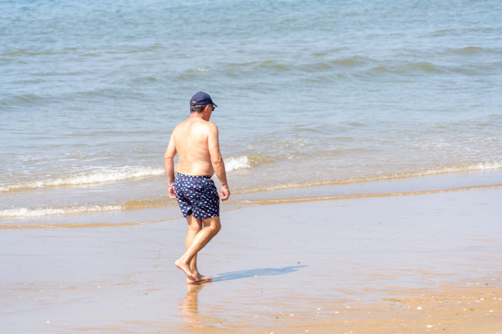 Una mañana de domingo en El Espigón, la playa de Huelva capital.