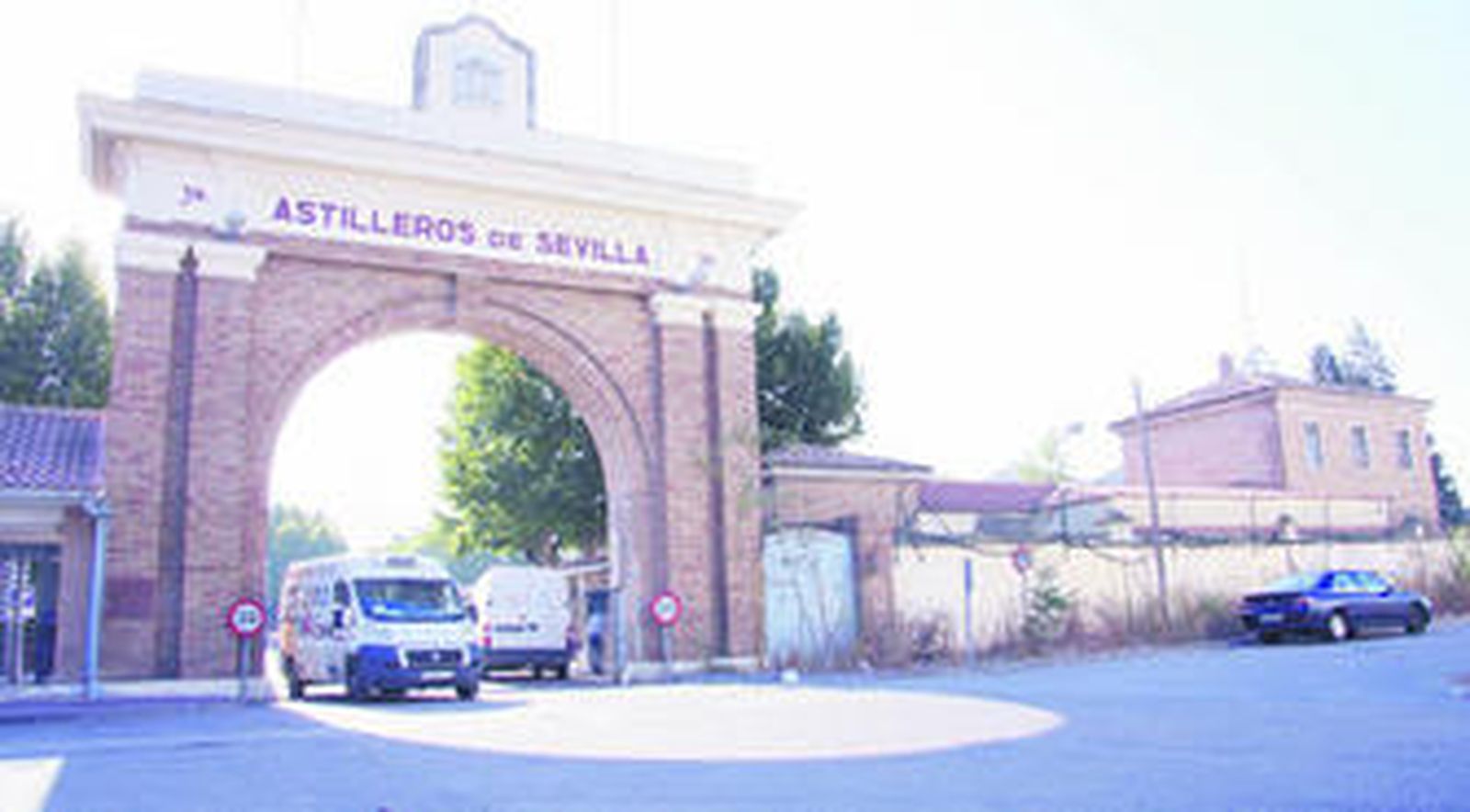 Puerta de entrada a los Astilleros de Sevilla en la carretera de la Esclusa.