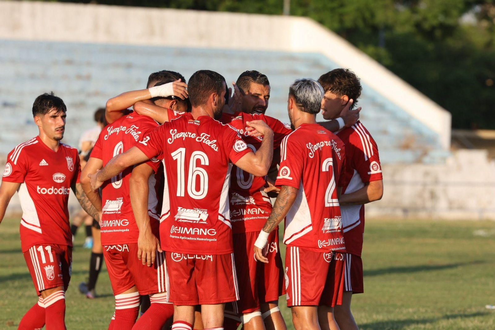 Los jugadores del Xerez CD celebran el primer gol al Jerez Industrial.