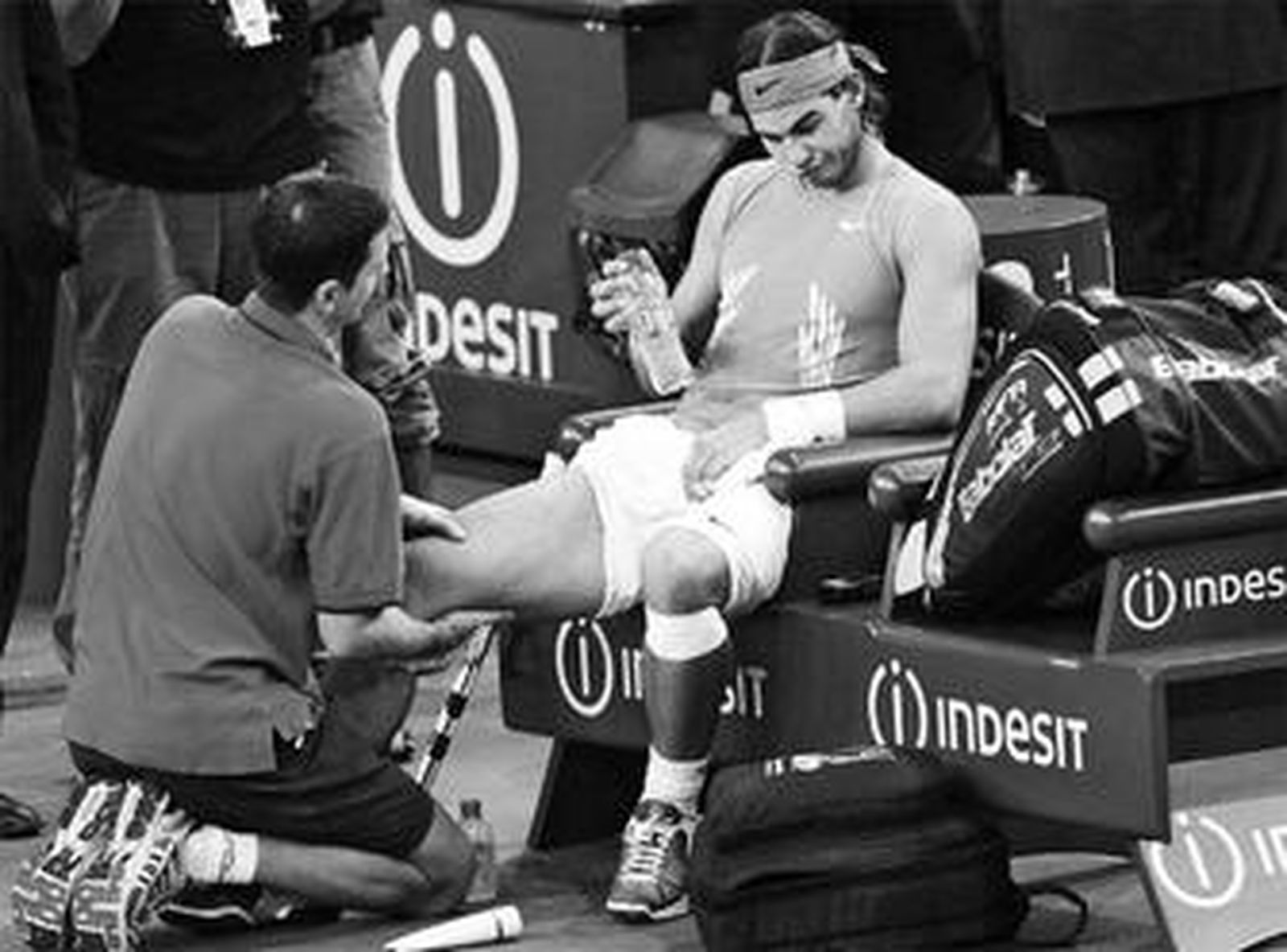 Nadal es atendido de la lesión de rodilla que sufrió durante el Masters Series de París.