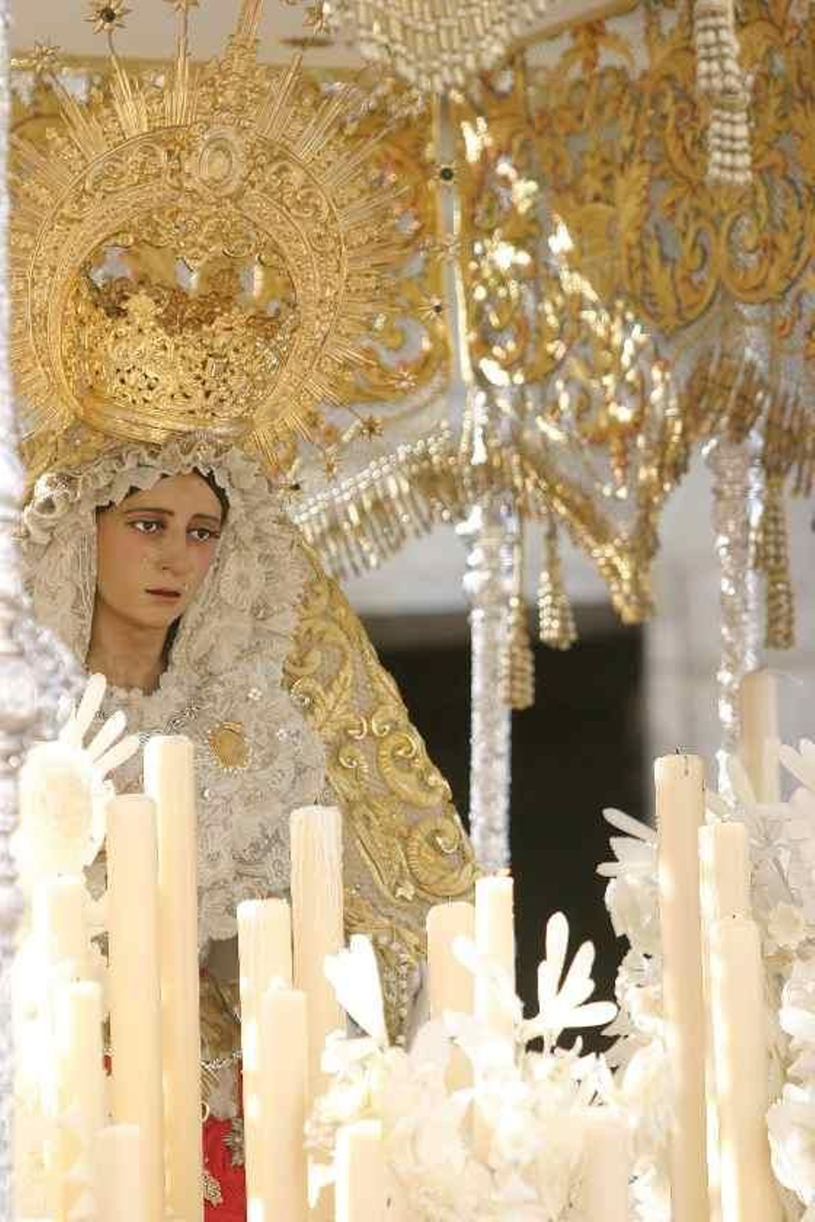 La tez morena de Madre de Dios de la Misericordia contrasta con el blanco de su palio.