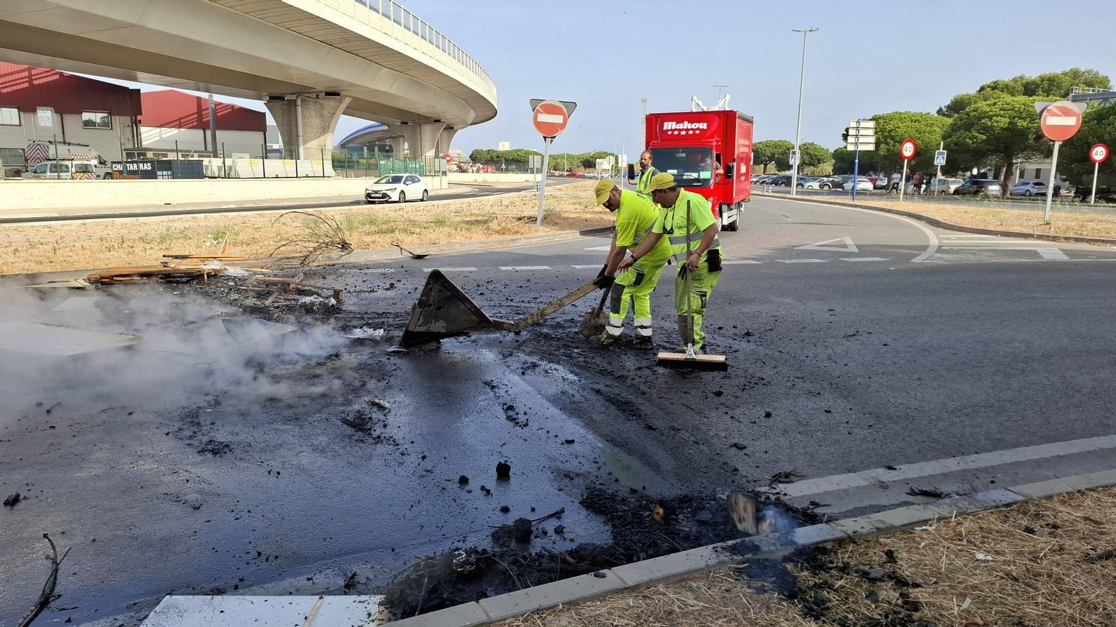 Operarios limpian la carretera de acceso al polígono