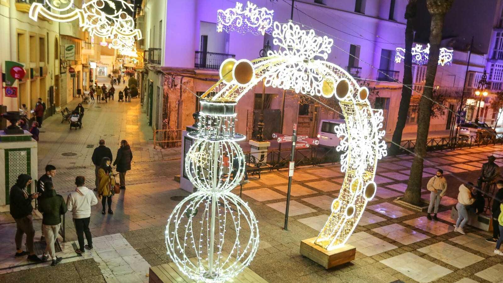Luminarias de la calle La Vega y exorno colocado en la Alameda del Río.