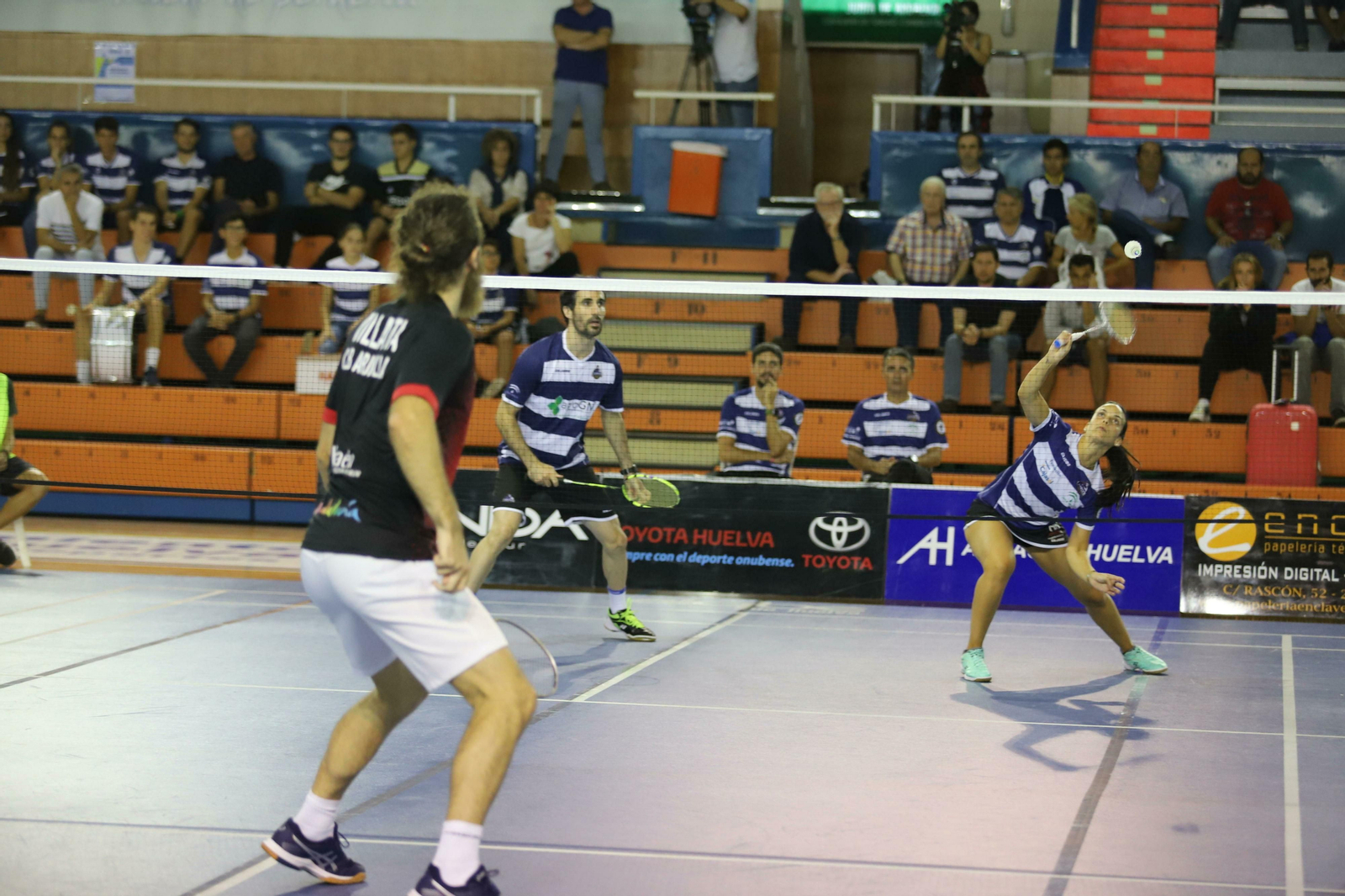 Haideé Ojeda se dispone a golpear el volante en el encuentro de hoy de dobles mixtos.