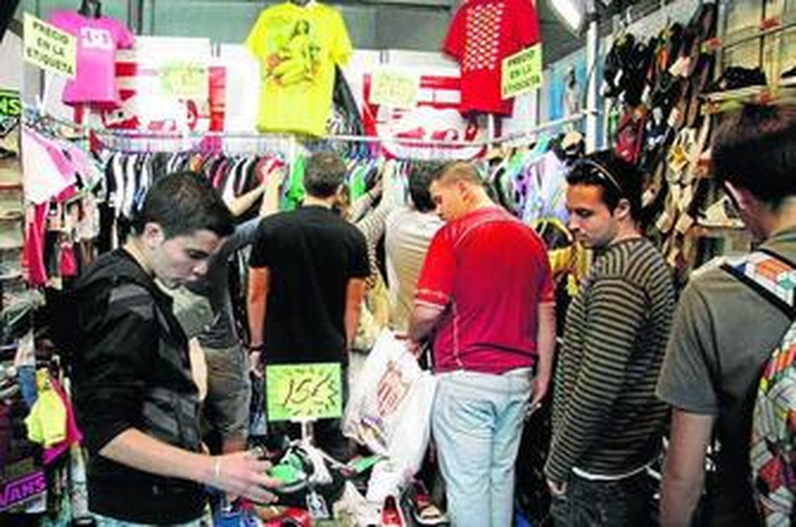 Uno de los expositores de ropa joven y complementos.