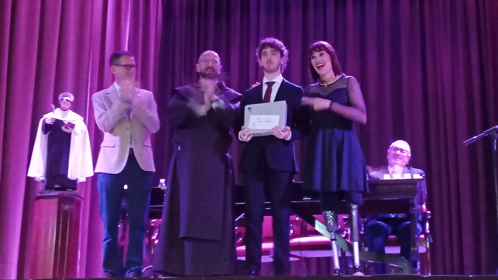 Irene Villa clausura el certamen literario San Juan de la Cruz en San Fernando