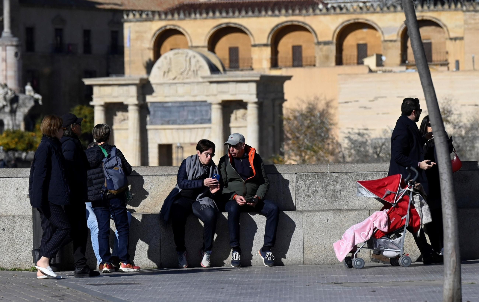 Los cordobeses salen a la calle en el primer día de 2025, en imágenes