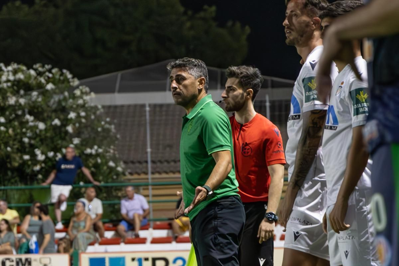 Roberto Peragón da instrucciones en el partido amistoso ante la UDC Torredonjimeno.