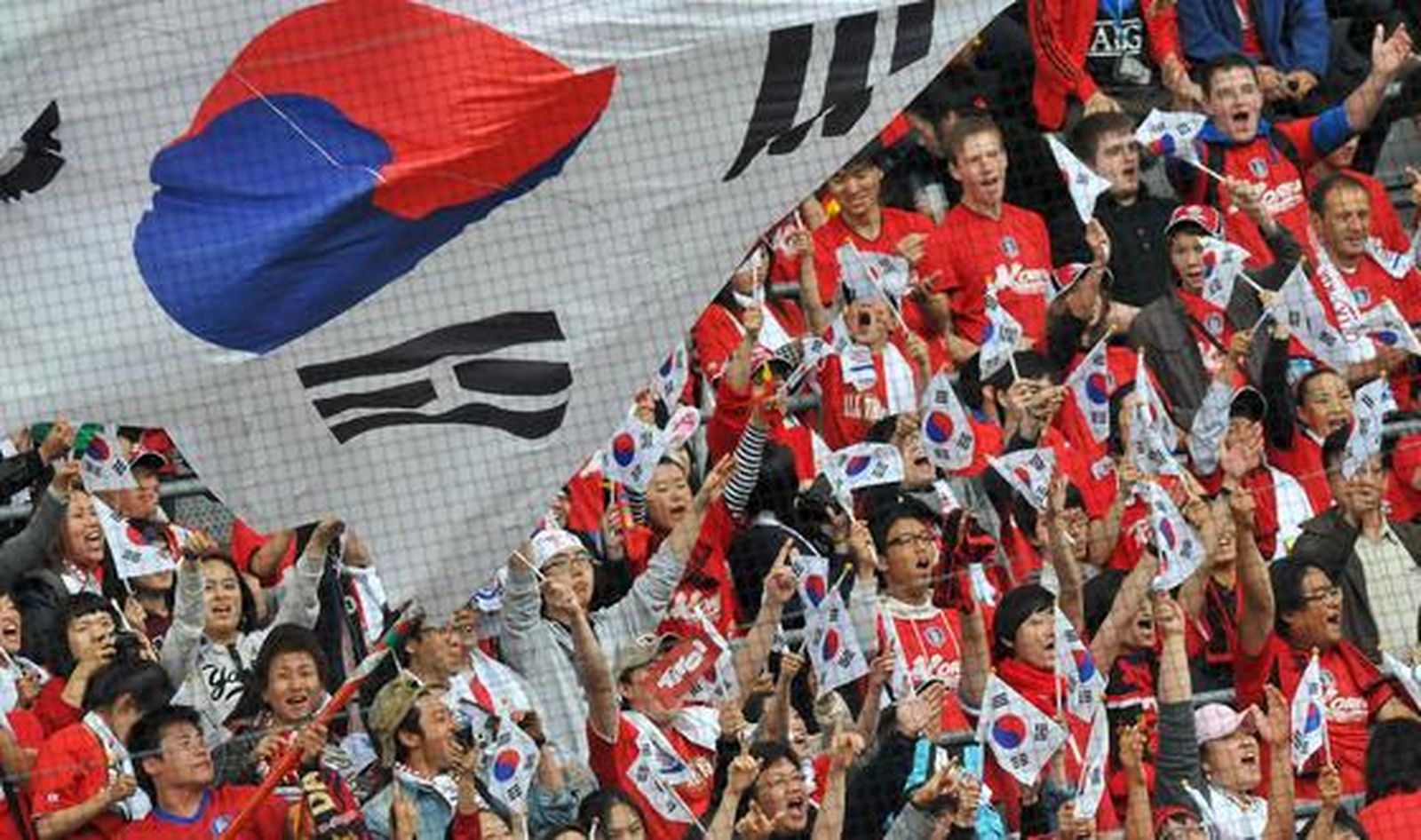 España sufre para superar a Corea en su penúltimo amistoso antes de viajar a Sudáfrica. / AFP