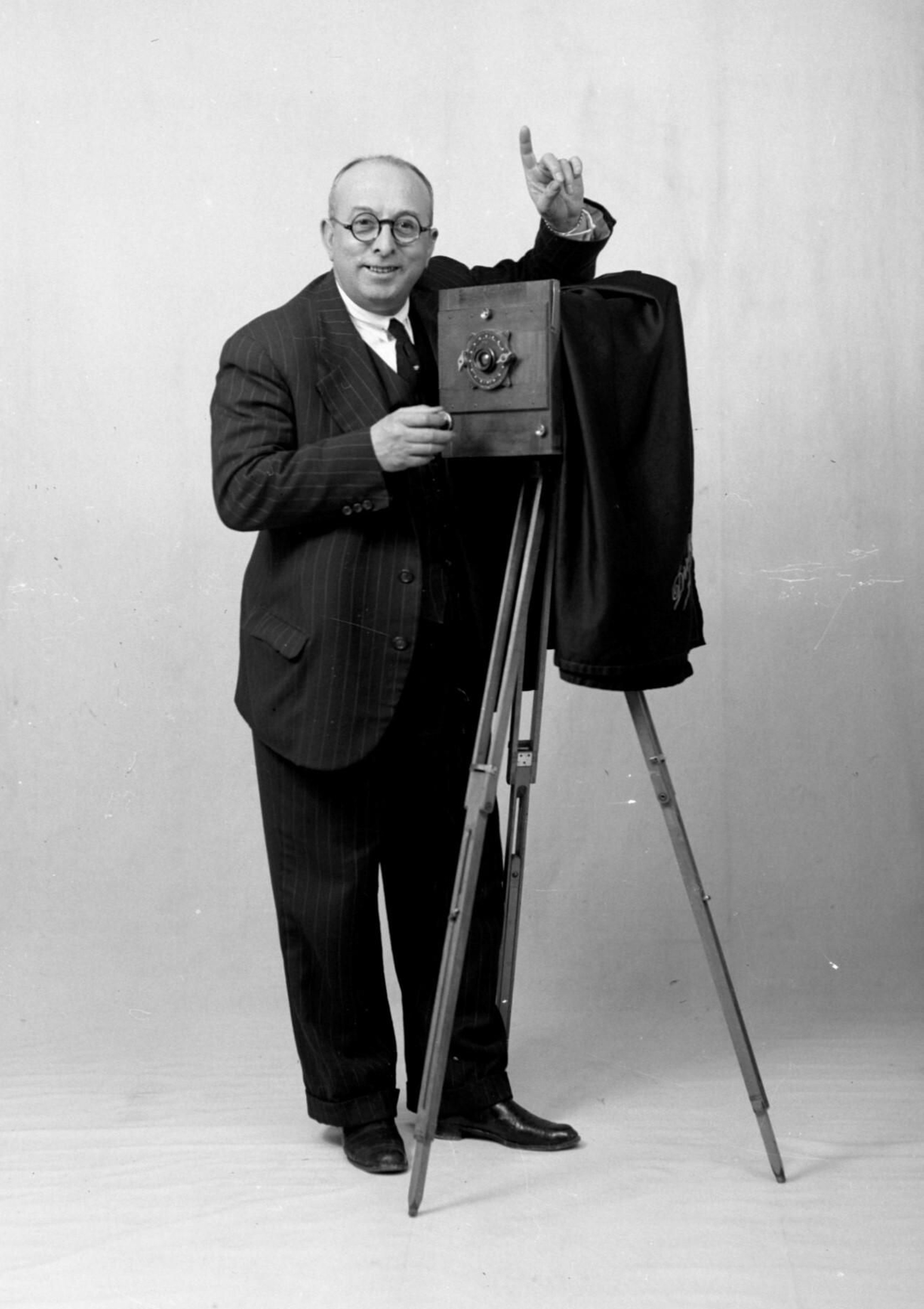 Eduardo Rodríguez Cabeza, ante una de sus máquinas de fotografías en 1930, en su local de Dubois.