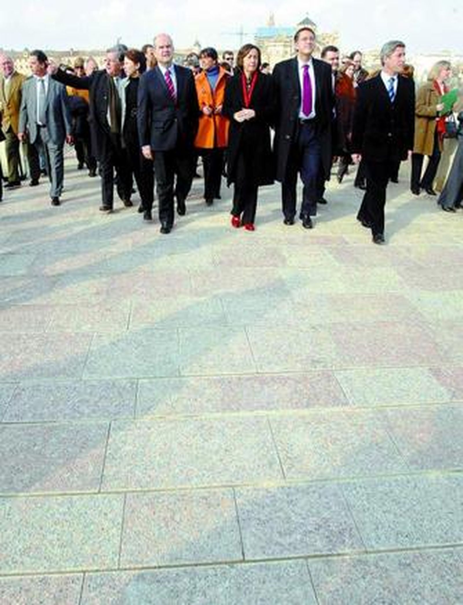 La comitiva, con el pavimento de granito rosa a sus pies.