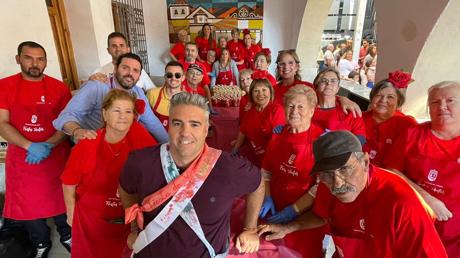 El alcalde, Manuel Flores, con todos los voluntarios que han participado en el evento.