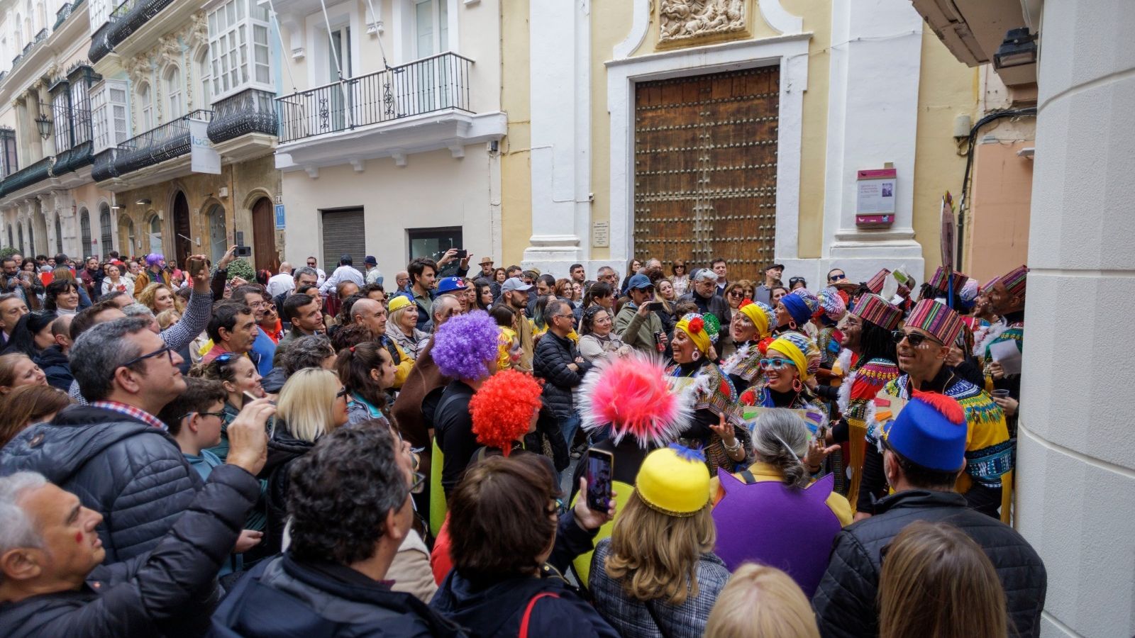 Carnaval de Cádiz 2023: Todas las imágenes de un domingo lleno de coplas y de gente