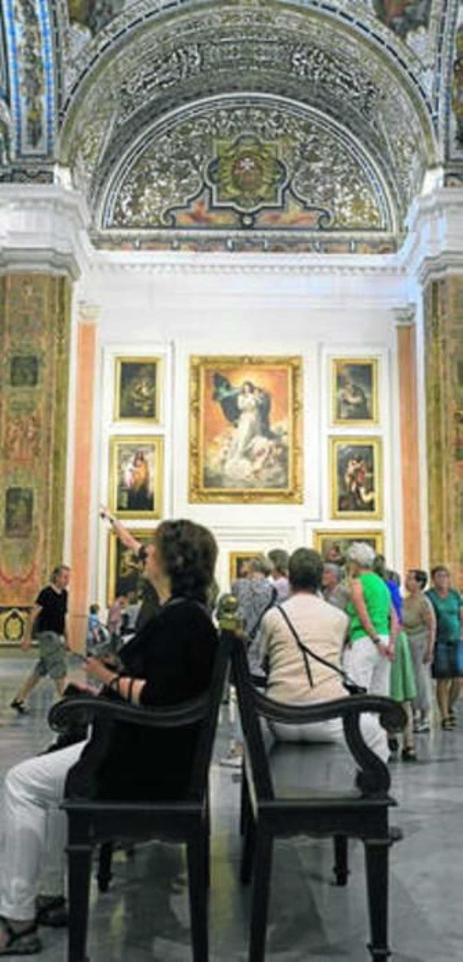 Visitantes en la sala V, la dedicada a Murillo, en el Bellas Artes de Sevilla.