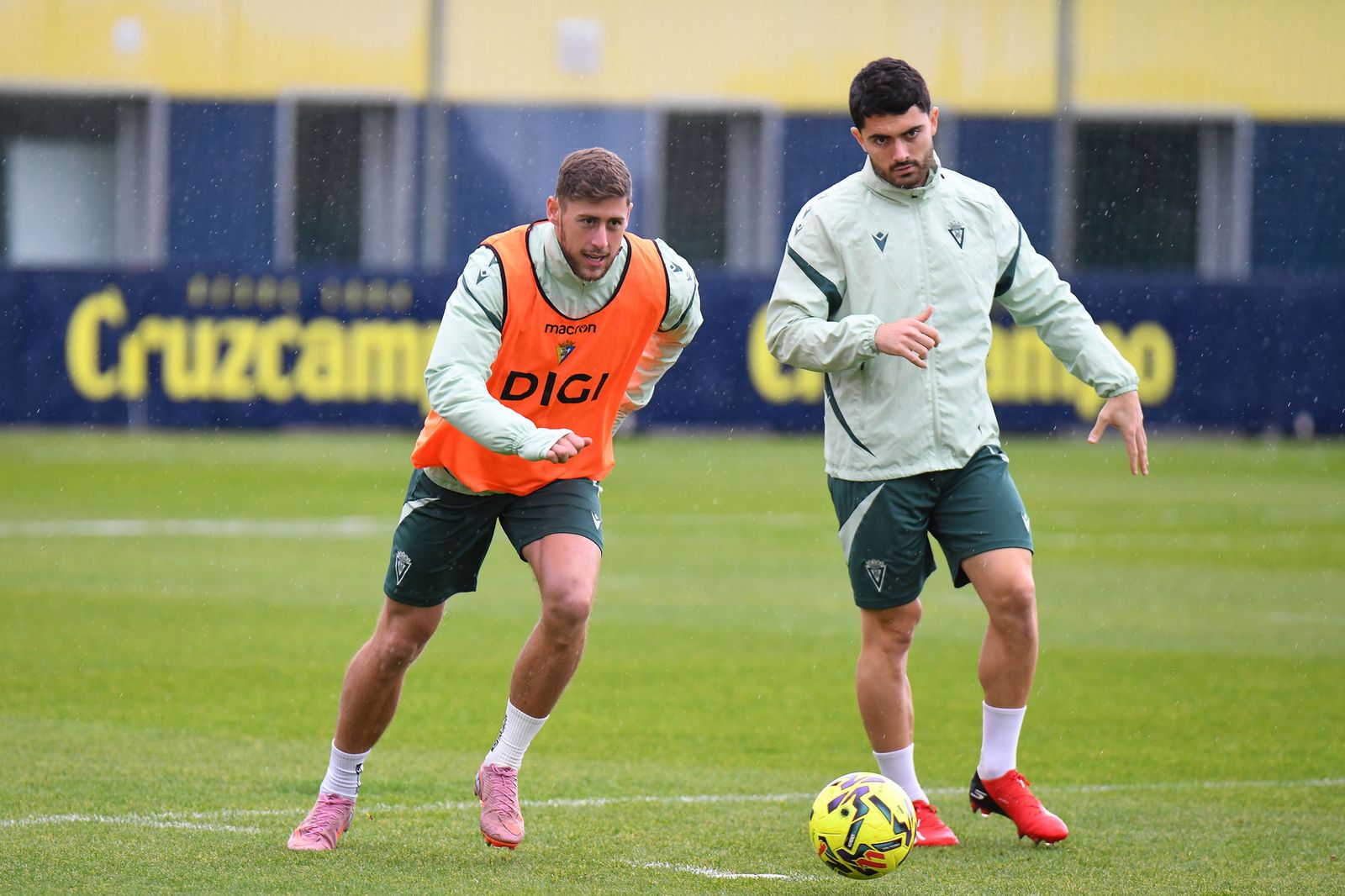 Jorge Moreno (i), tras el balón en el entreno de este miércoles.