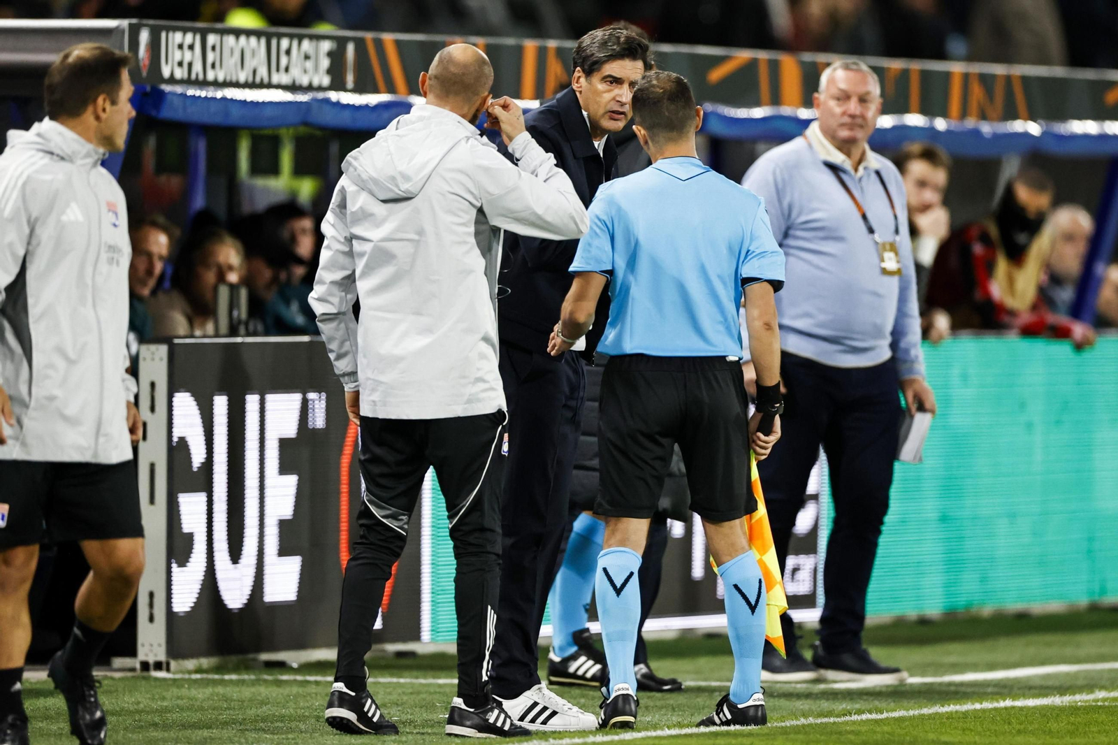 Paulo Fonseca le protesta al linier en el encuentro que el Lyon disputó en casa del Utrecht en la primera jornada de la fase liga de la Europa League. Paulo Fonseca le protesta al linier en el encuentro que el Lyon disputó en casa del Utrecht en la primera jornada de la fase liga de la Europa League.