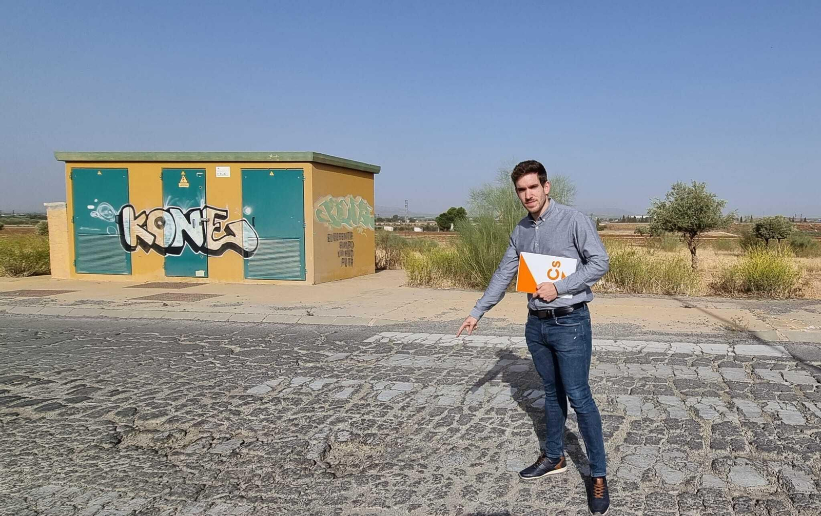Portavoz de Ciudadanos en Antequera junto a las zonas dañadas.