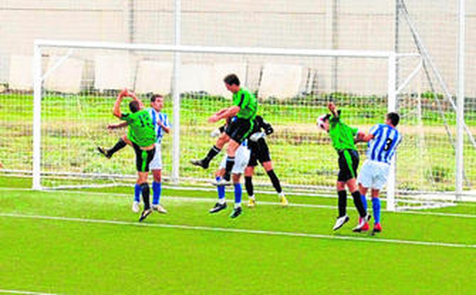 Momento en el que Julián marca de cabeza el gol de la victoria del Taraguilla en Bornos.