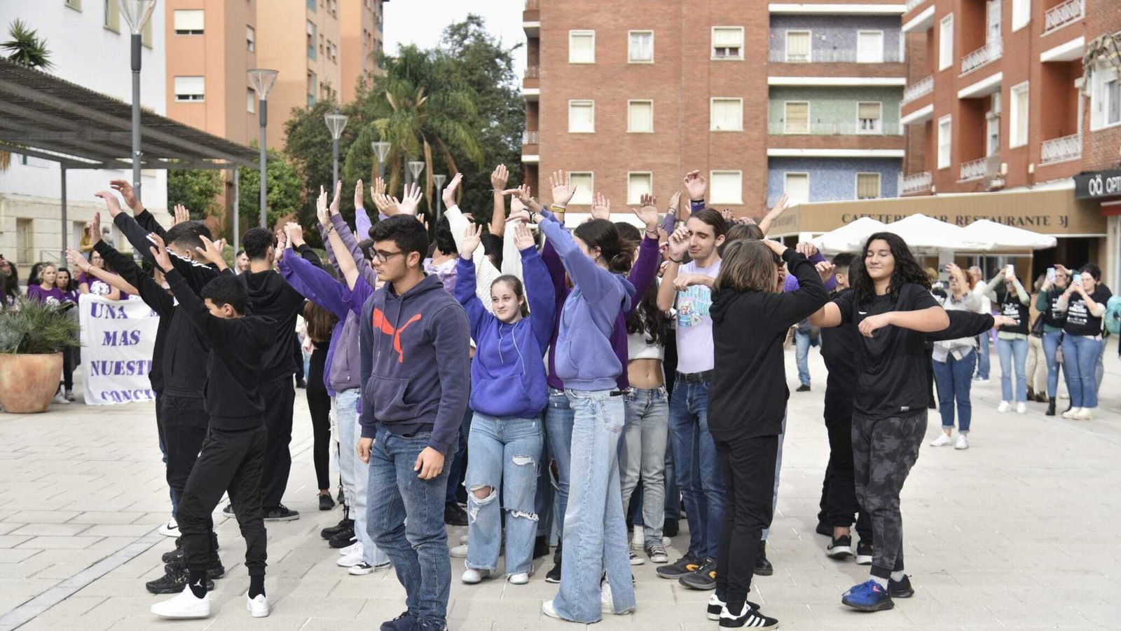 Alumnos del instituto El Getares coordinados por Barrio Vivo.