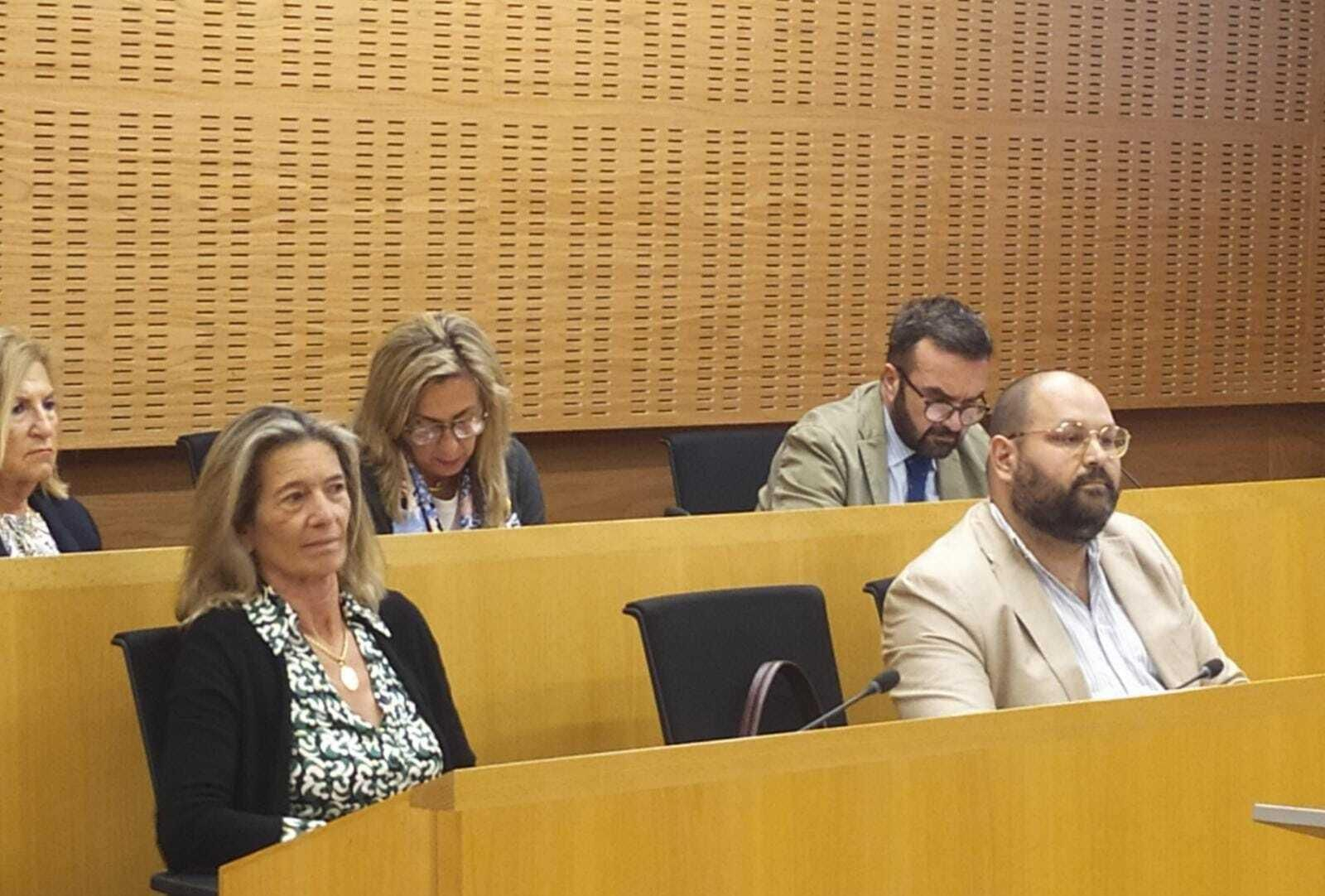 Un bolso ocupando el lugar del concejal, entre los  ediles populares Danuxia Enciso y Javier Bello.