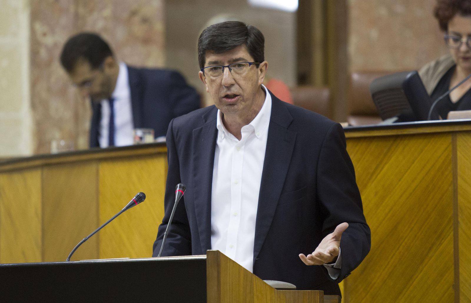 Marín mira a Susana Díaz desde el atril.