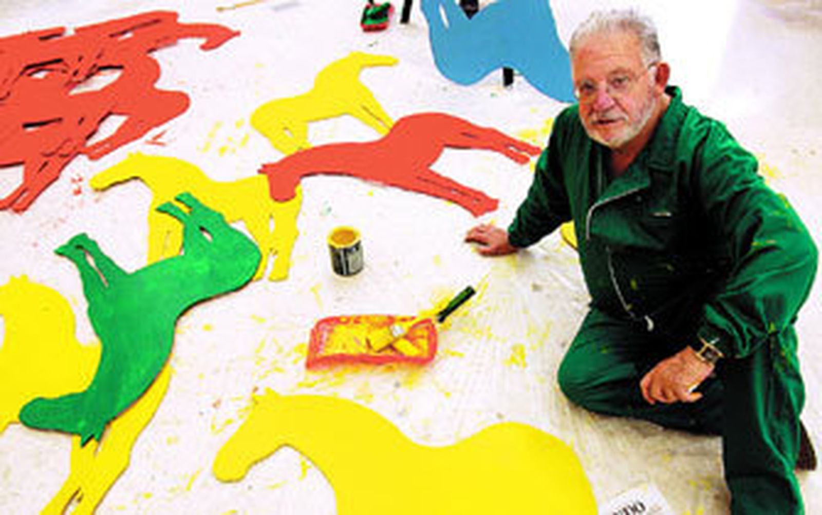 Vicente Vela, en plena elaboración de sus caballitos para la caseta de Diario de Jerez./Miguel Ángel González