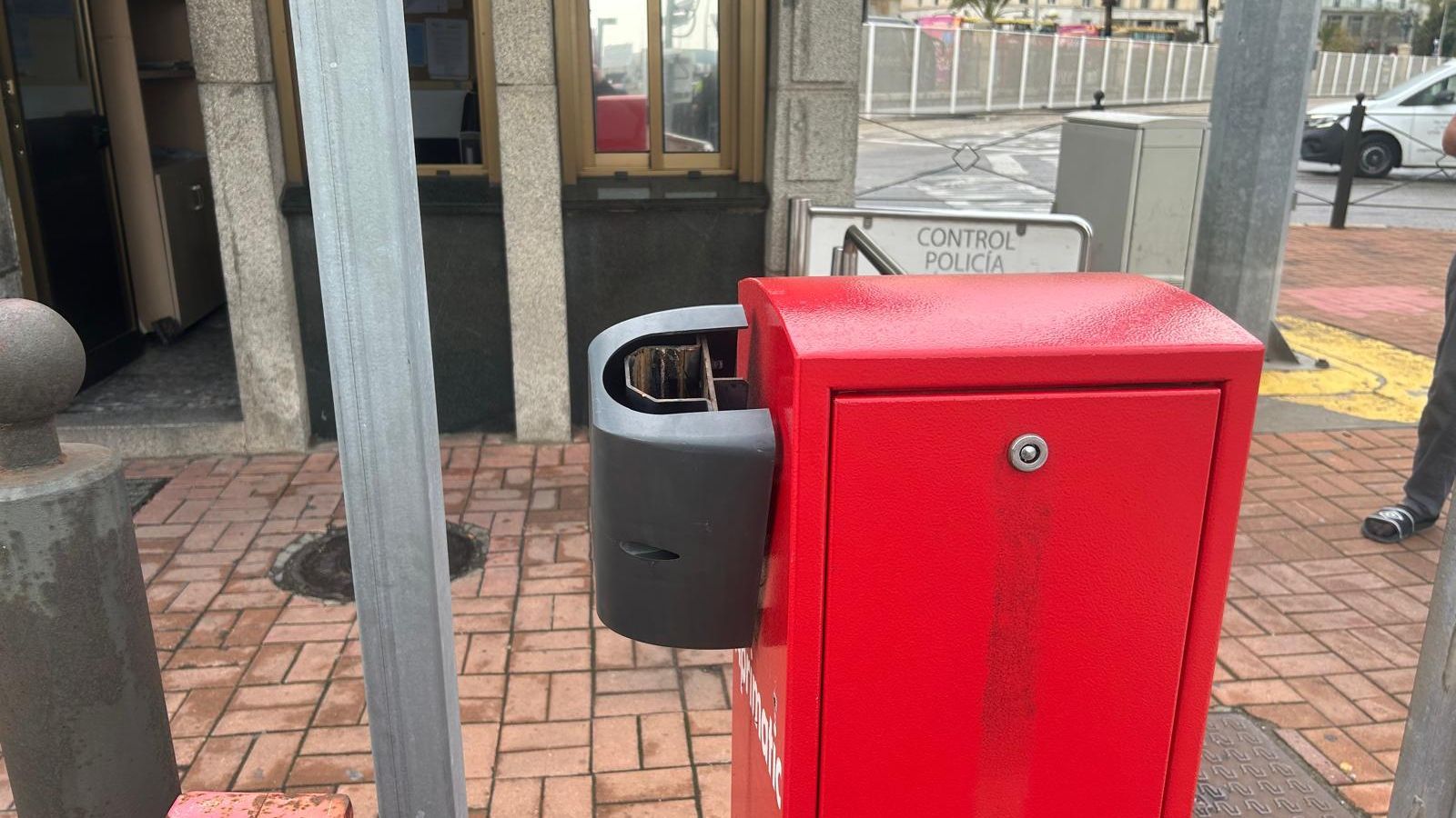 En este lugar debería existir una barrera que, en el caso de este acceso al puerto de Cádiz, lleva sin existir y sin reponerse desde hace meses, según denuncian los sindicatos