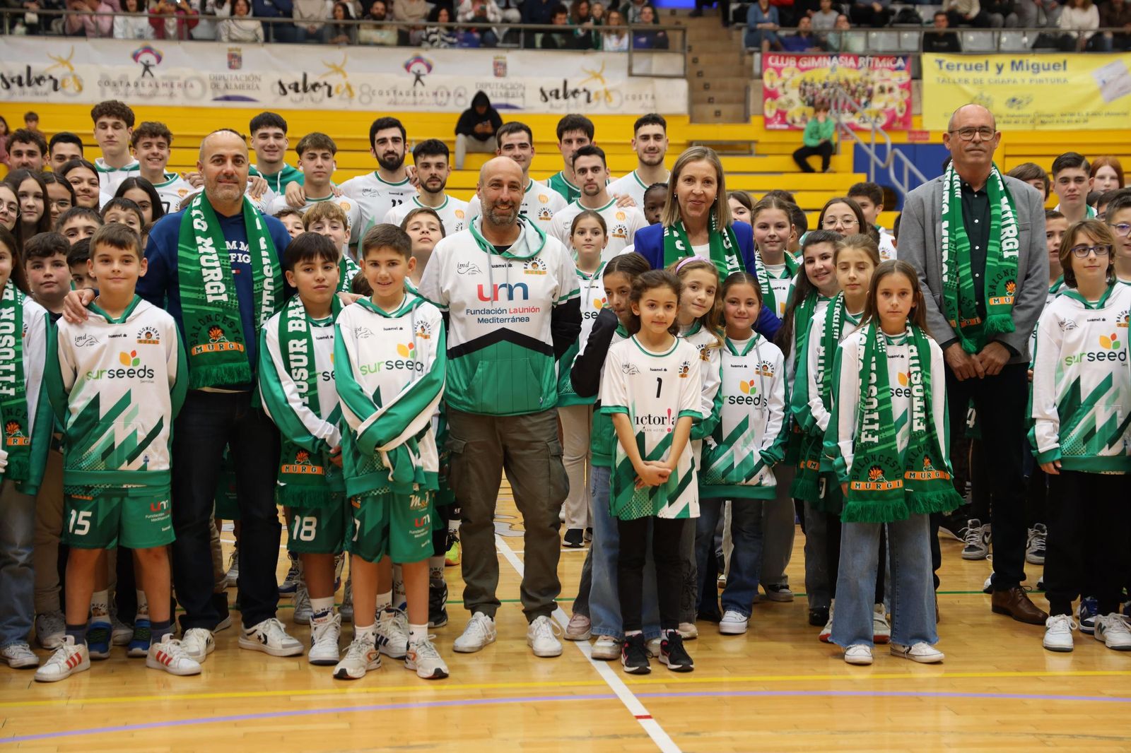 Varios miembros de la cantera del Baloncesto Murgi junto a la concejal de Deportes y directivos del club.