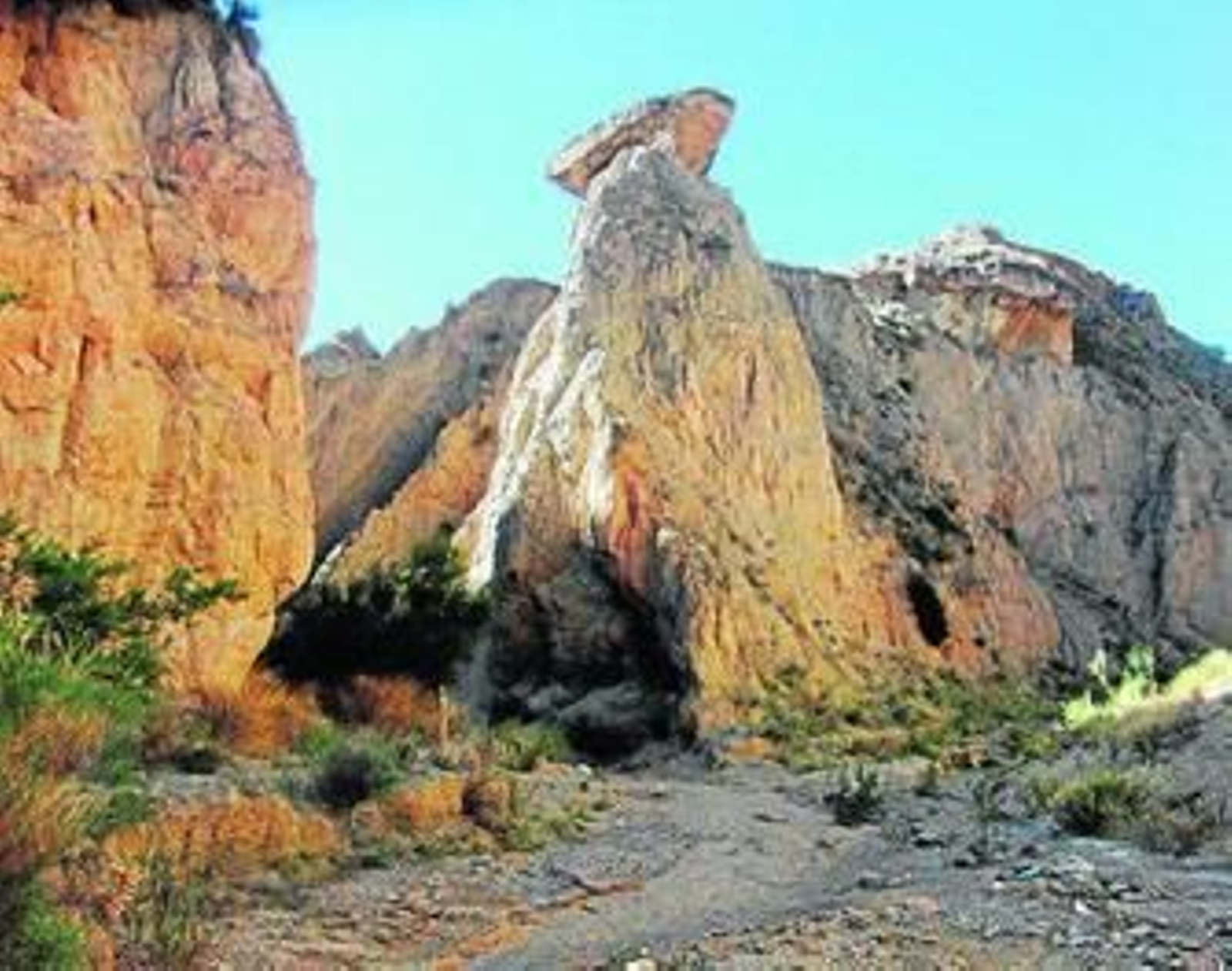 1. Formación llamada chimenea de hadas, que se conoce como La Seta. 2 y 7. Rambla de los Yesos. 3. Aficionados a la ornitología. 4. Baliza del sendero de Rambla de los Yesos. 5. Cogujada montesina. 6. Camachuelo trompetero. 8. Carbonero garrapinos.