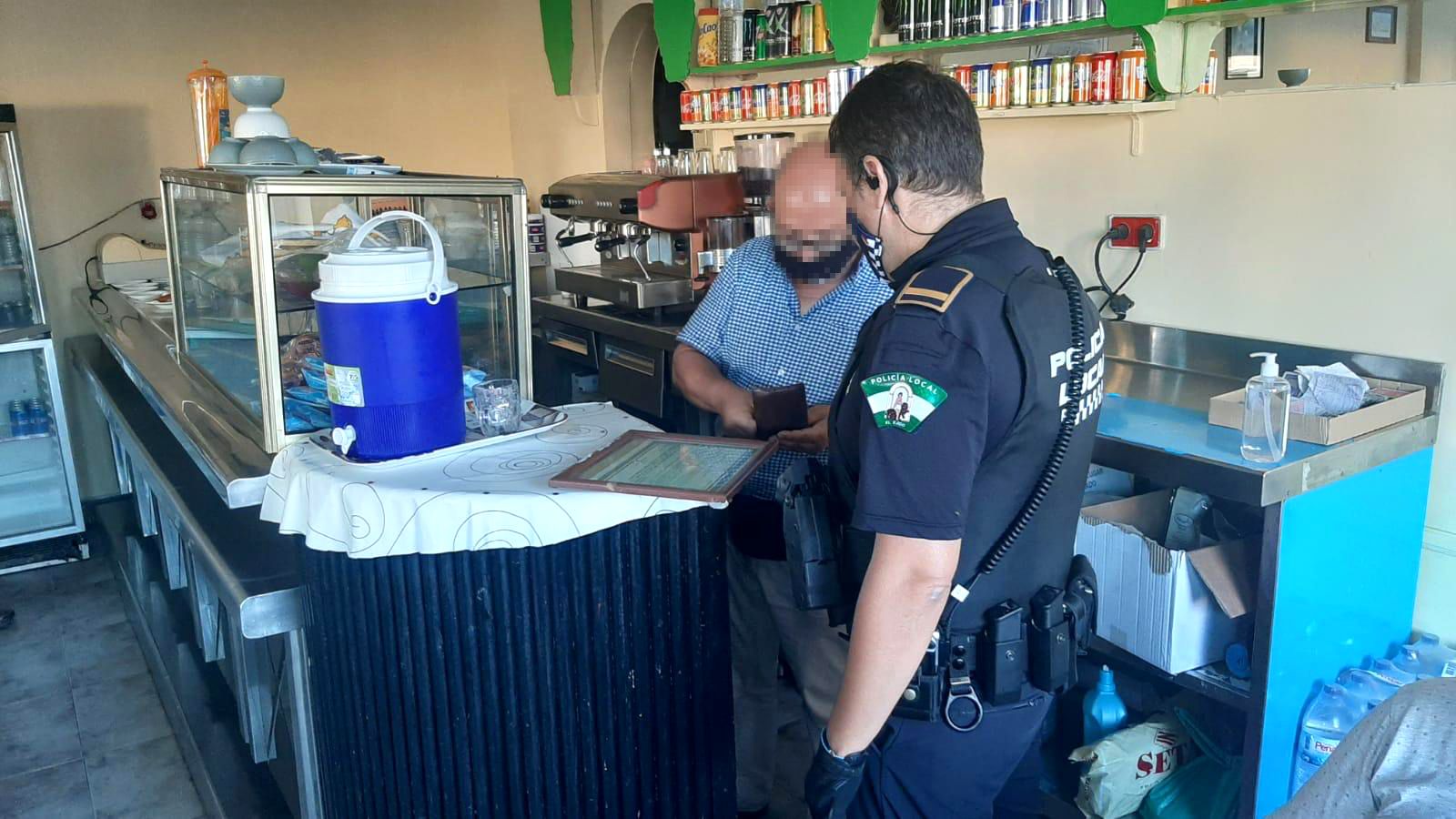 Labores de inspección en un local.