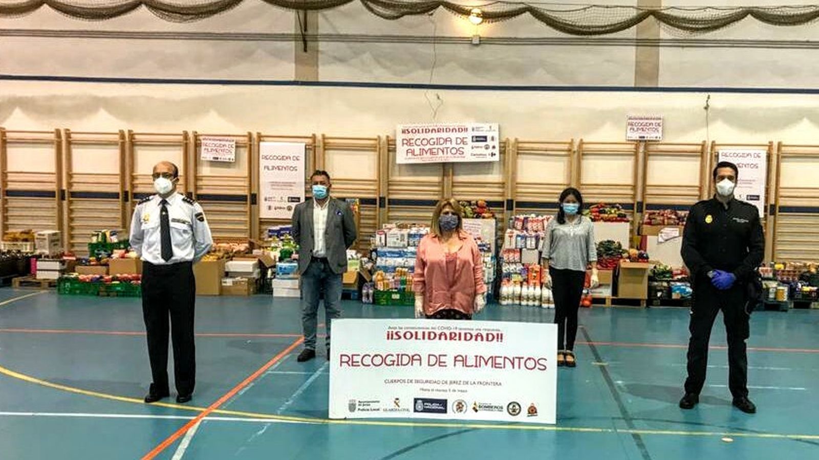 La alcaldesa, la mañana de este martes, entre los representantes de la Policía Nacional.