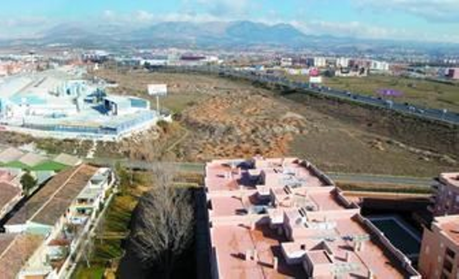 Los terrenos del Palacio de Hielo se ubican al lado de Jimesa, bordeando la Circunvalación.