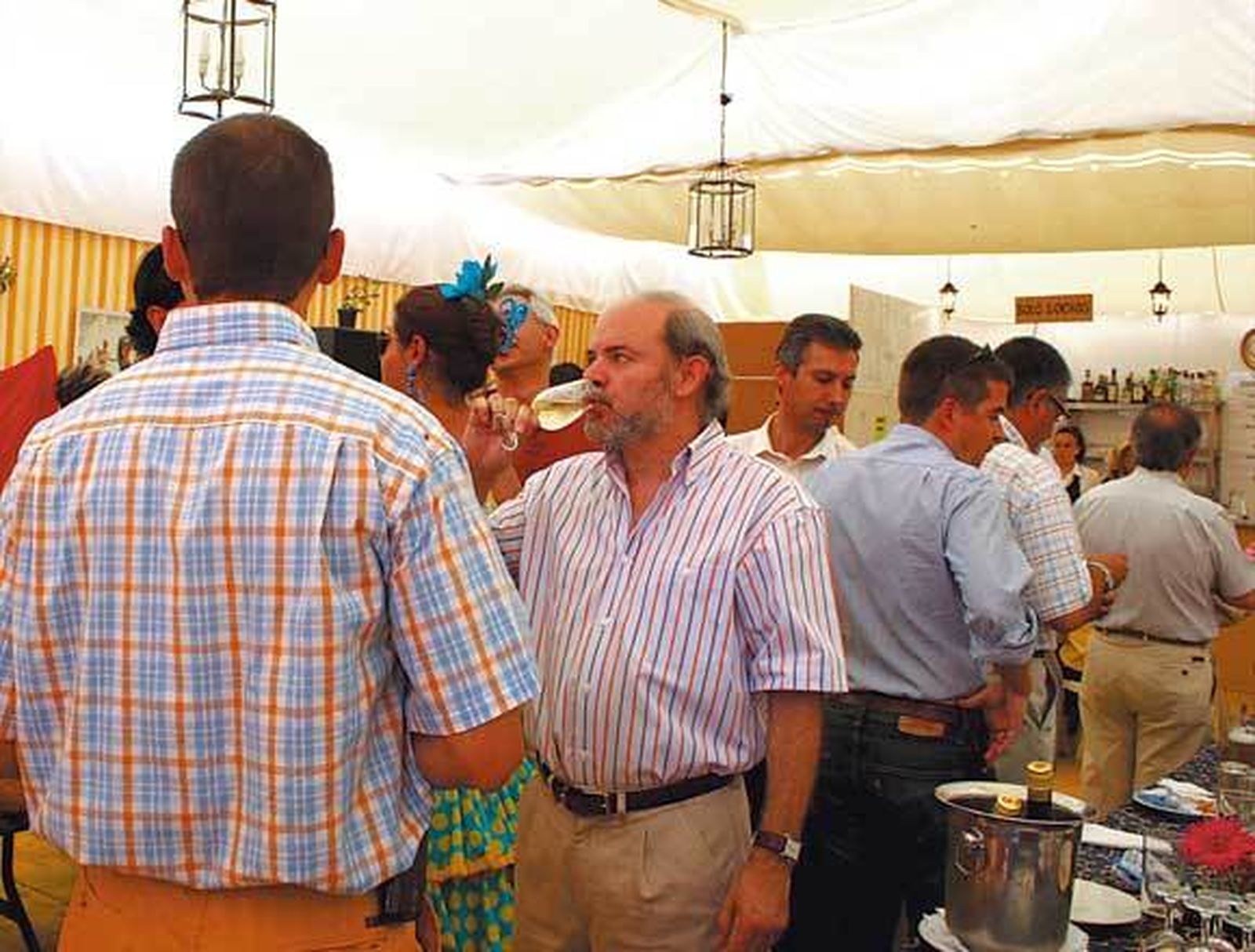 Los ingenieros técnicos comparten por segundo año una copa con las autoridades