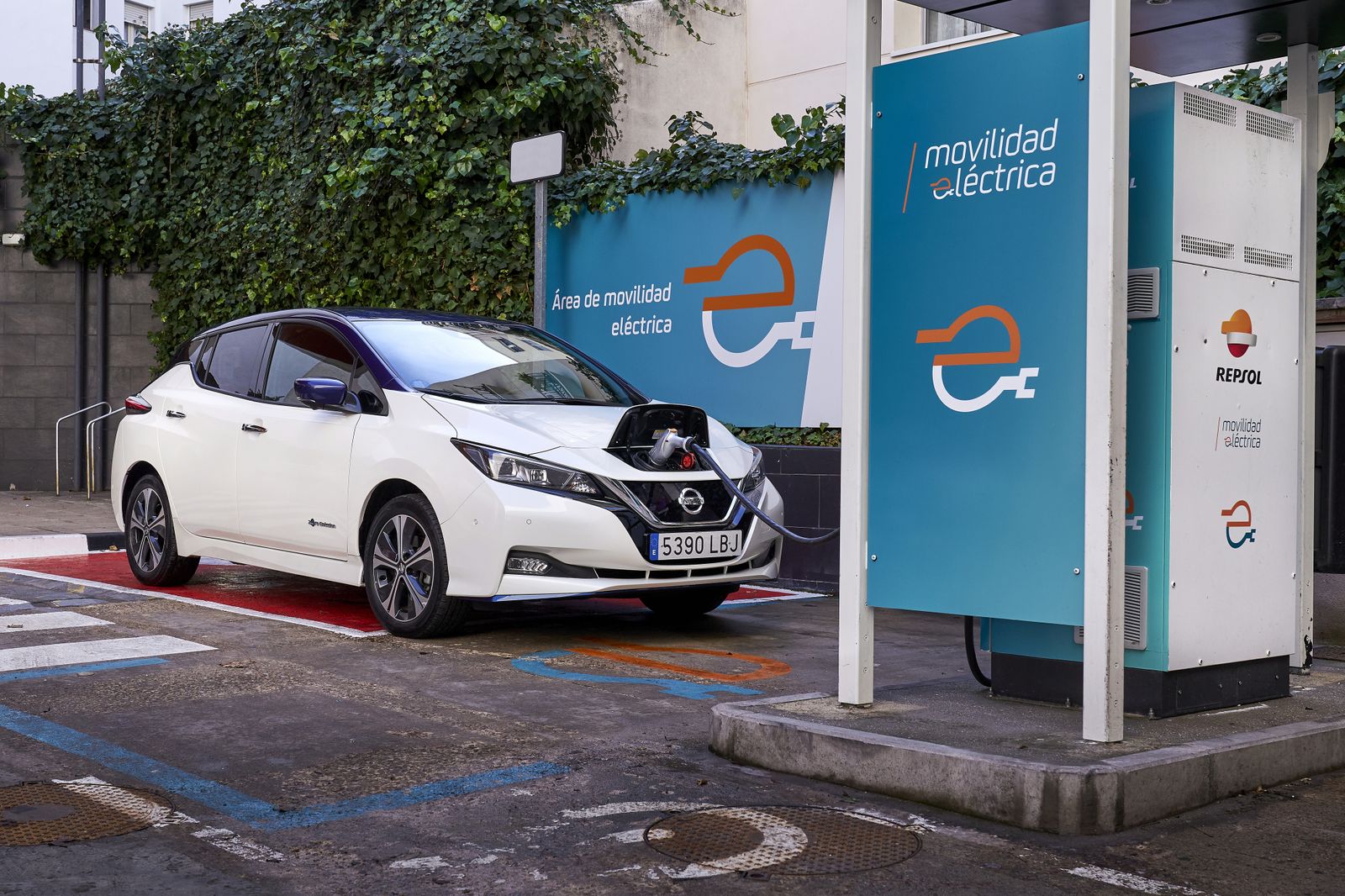 Nissan y Repsol firman un acuerdo para la instalación de infraestructuras de carga