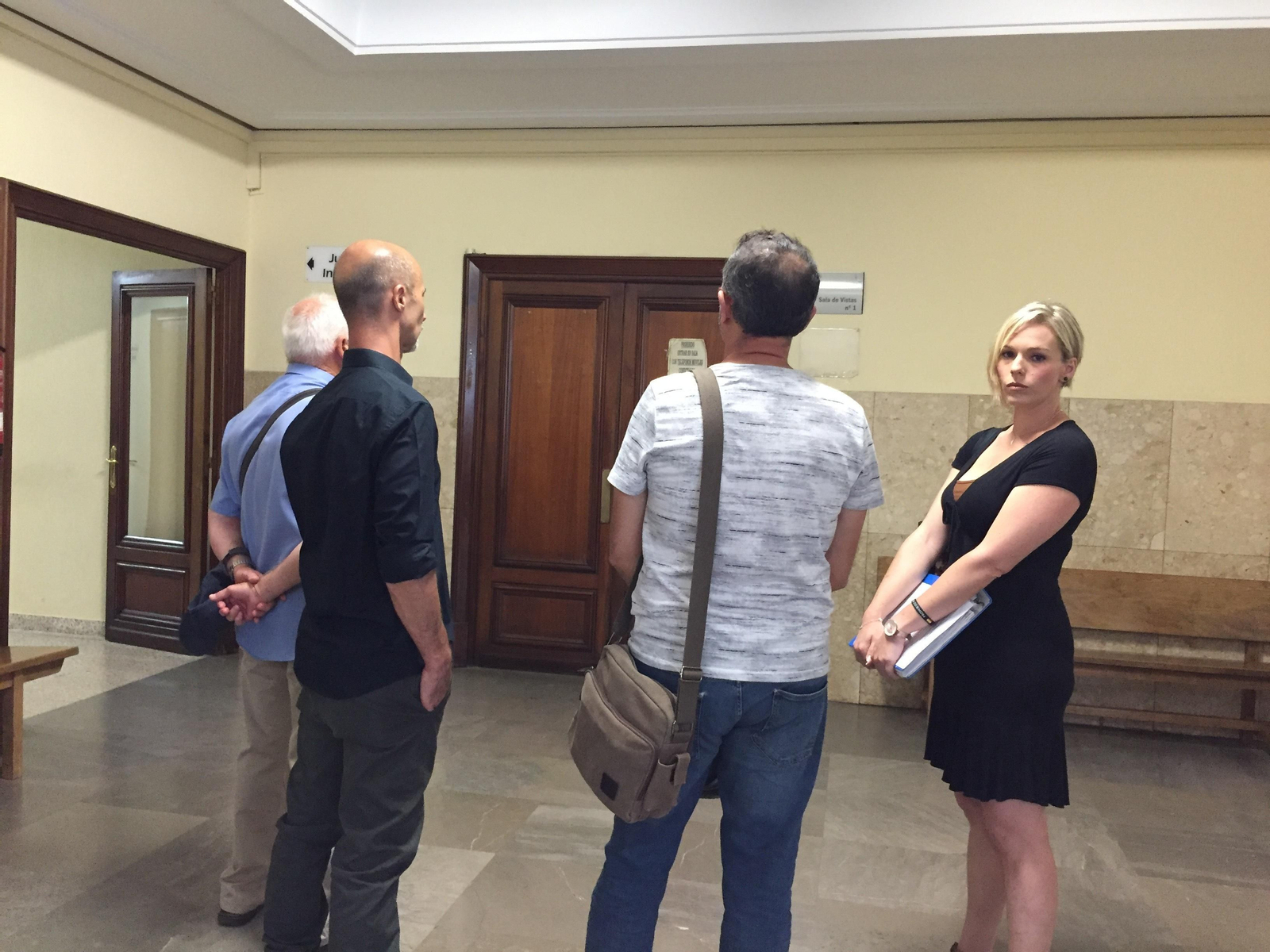 Sonia y sus testigos esperan para entrar a juicio