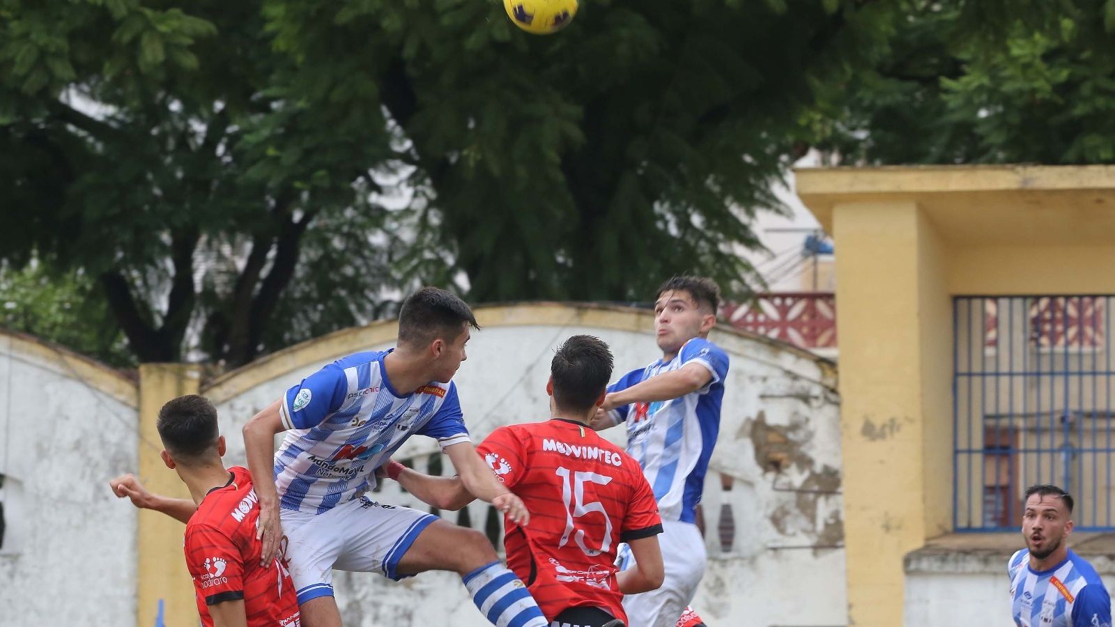 Juli Pendín busca el remate de cabeza en una jugada a balón parado.