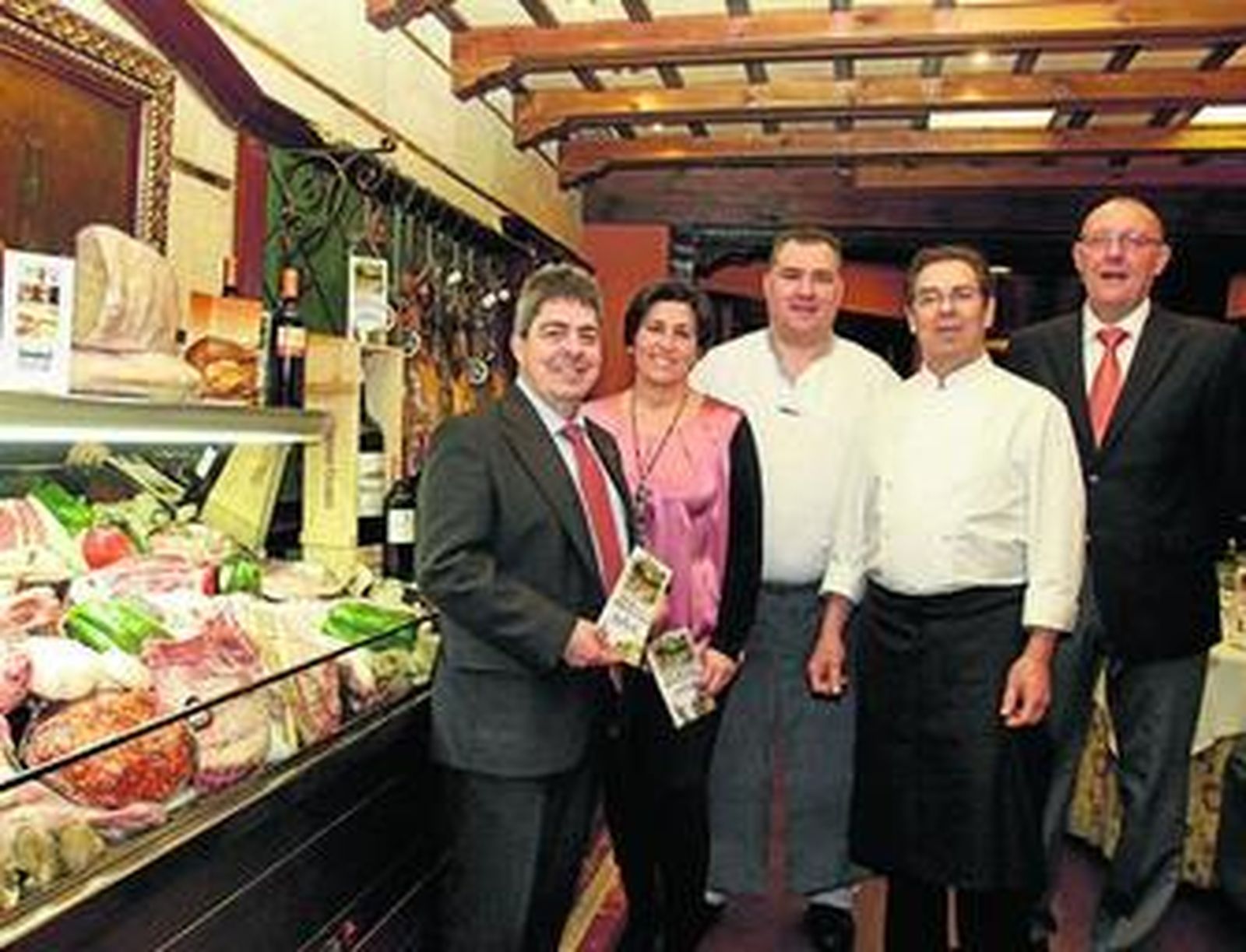 Mayte Córdoba, gerente de El Faro, con Luis Miguel Rodríguez y personal del restaurante zamorano Sancho 2.