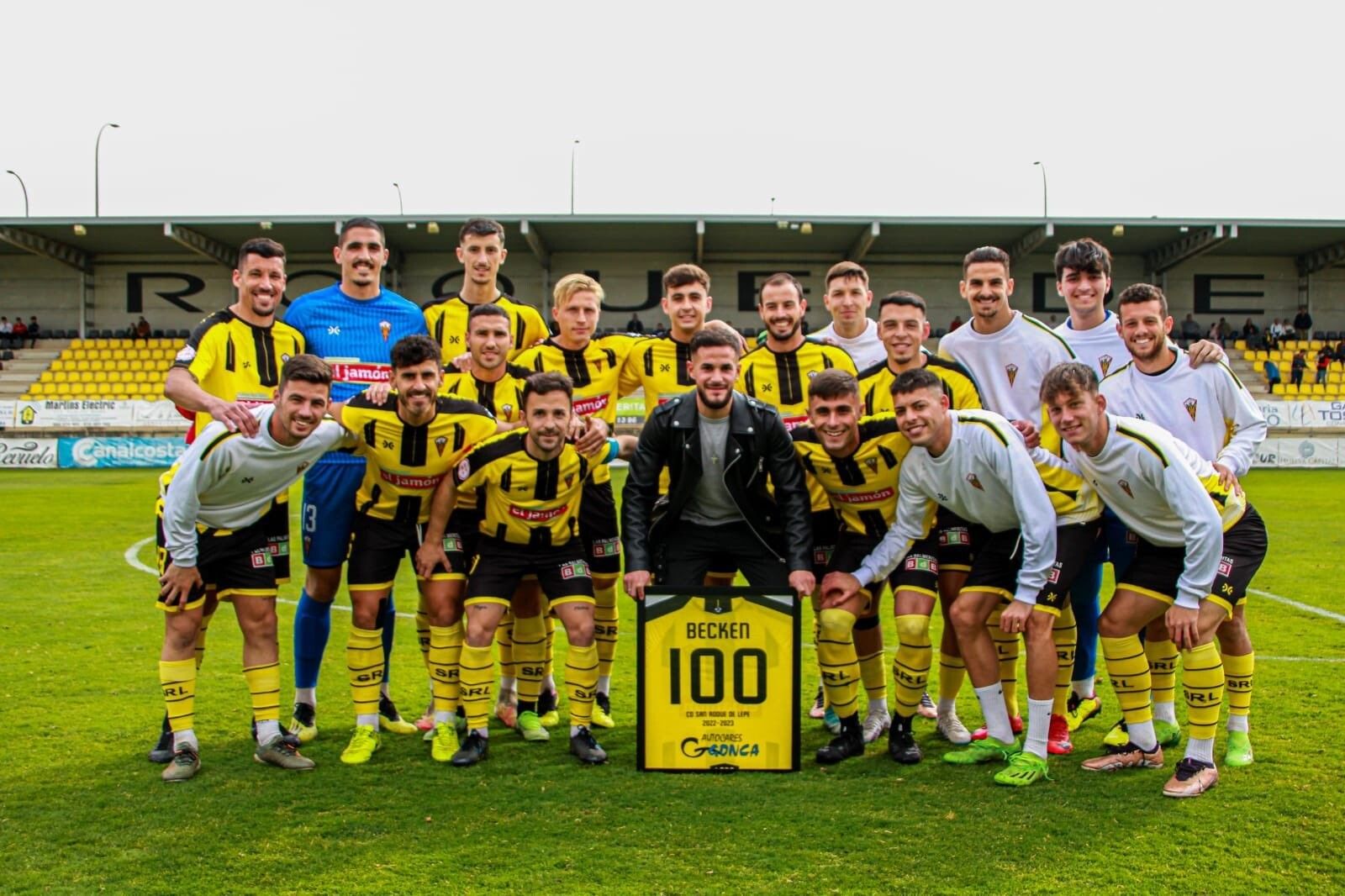 Homenaje a Becken por sus 100 partidos con el San Roque de Lepe.