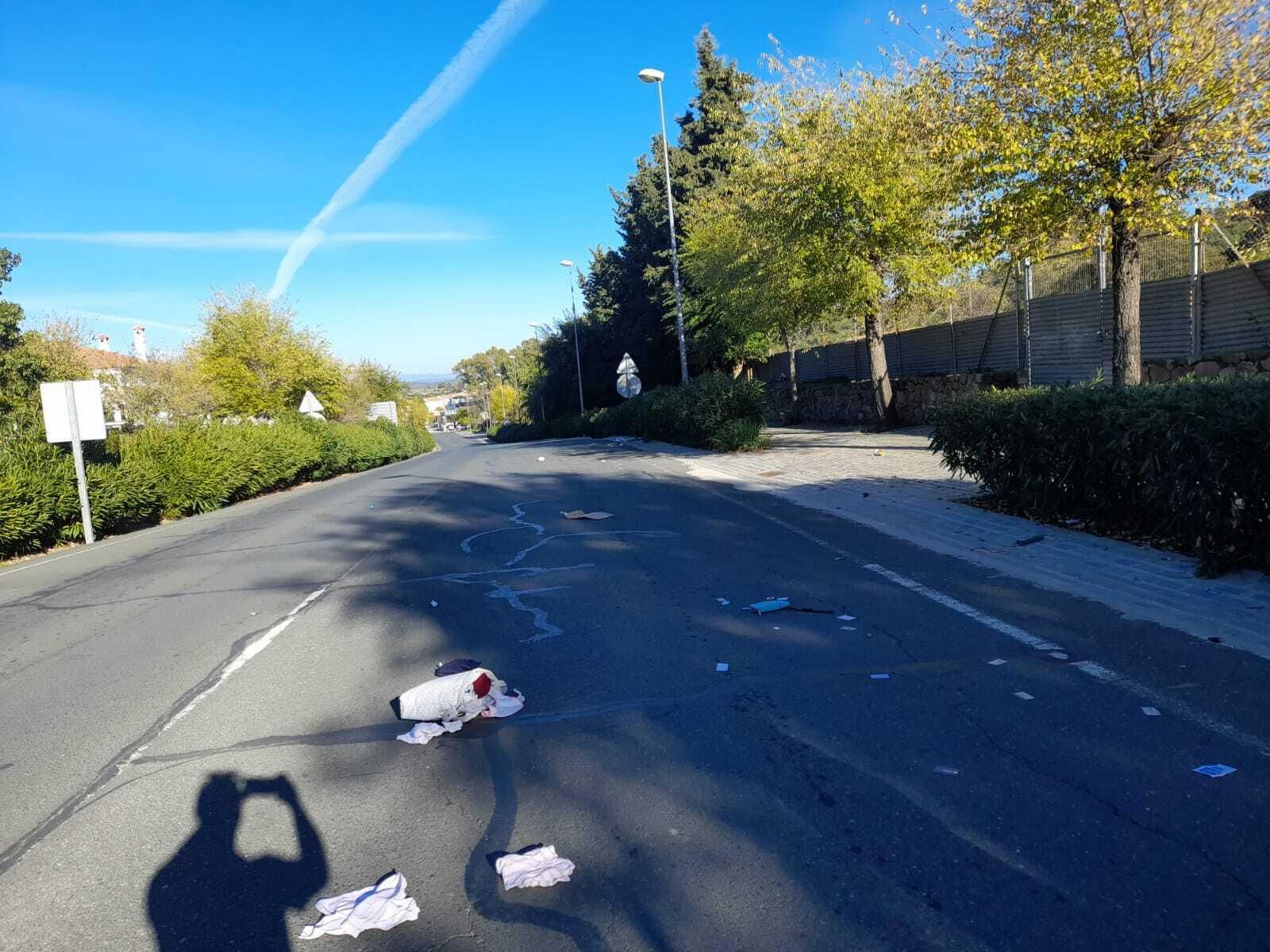 Restos del carro de la bebé en el lugar del accidente.