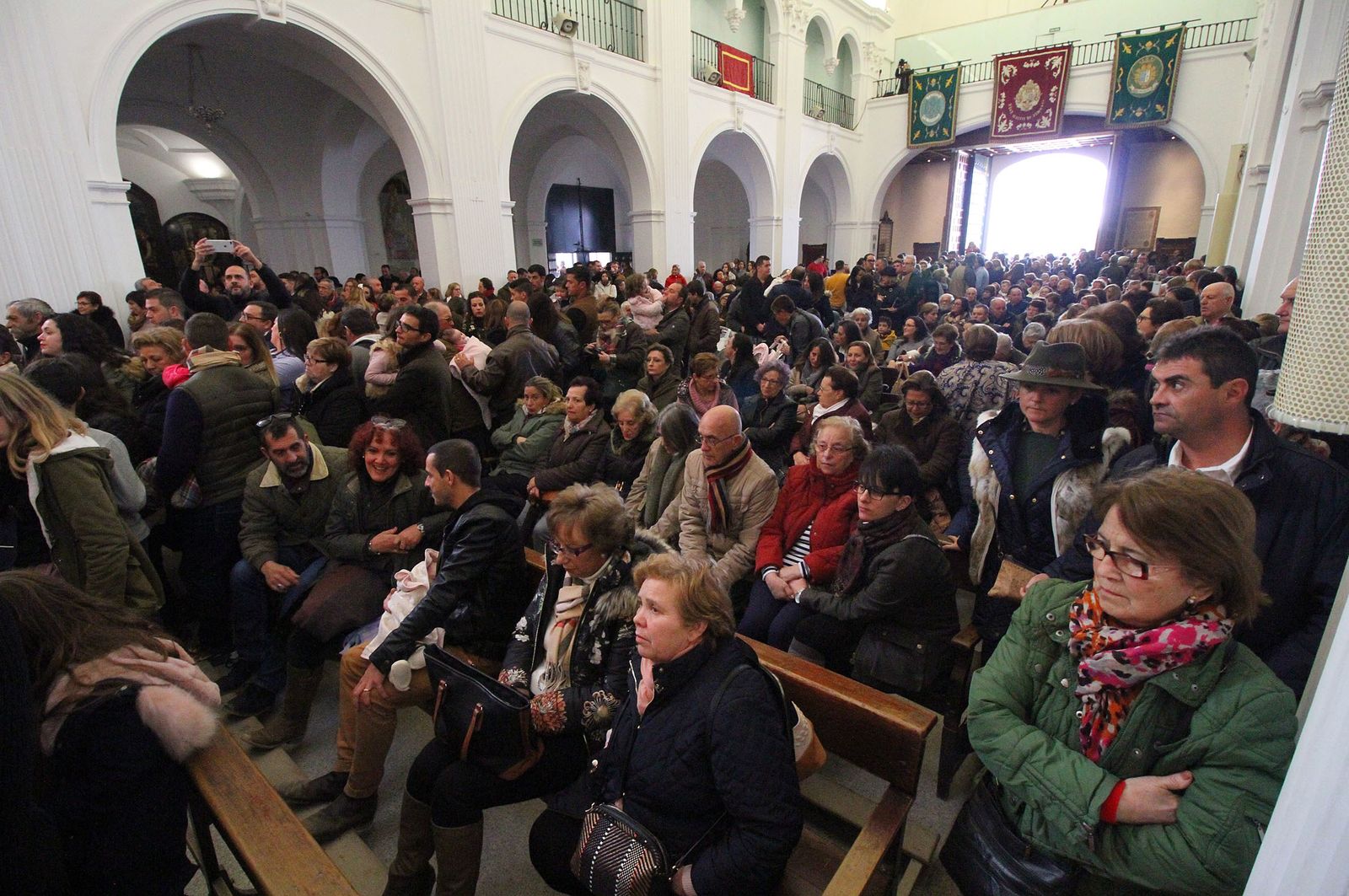 El Rocío celebra La Candelaria con la presentación de los niños a la Virgen, en imágenes