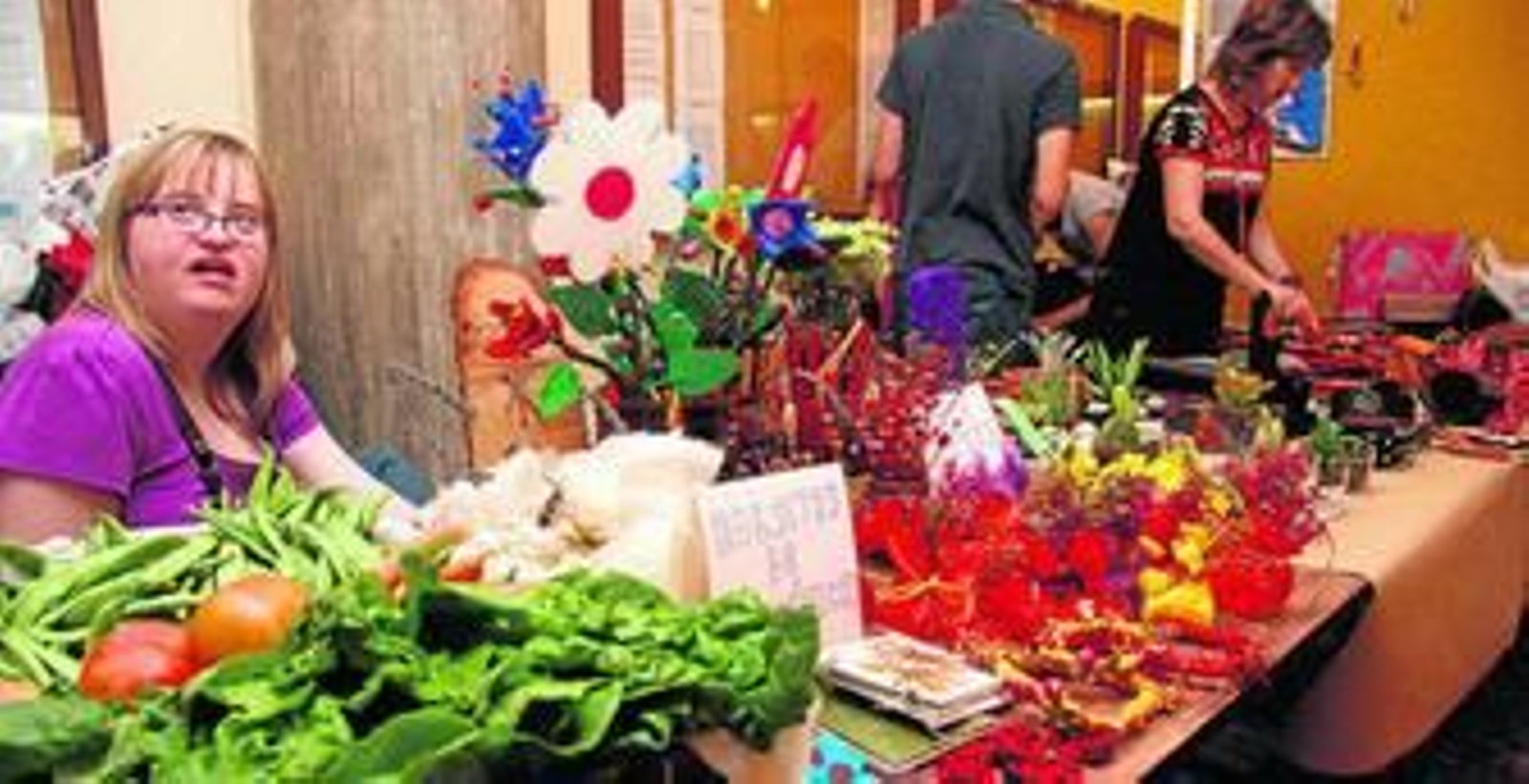 Una de las alumnas del IES número 1 Universidad Laboral muestra los expositores de flores y verduras.